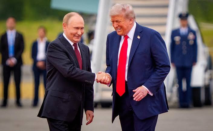 Дональд Трамп сообщил что у него установлены хорошие отношения с Владимиром Путиным но при этом выразил свое очень сильное разочарование так как надеялся на более легкий способ решения конфликта в Украине Кроме того он подчеркнул что разрешение ситуации в Украине может быть гораздо более трудной задачей чем проблемы на Ближнем Востоке