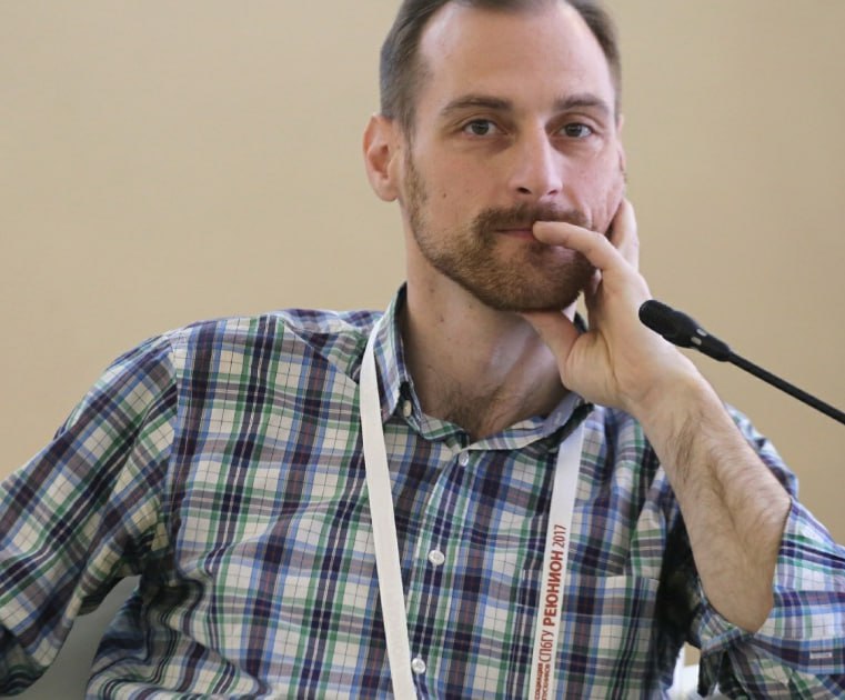 Правозащитник и иноагент Григорий Свердлин заочно приговорён к шести годам исправительной колонии общего режима по делу о фейках о ВС РФ Об этом сообщает прокуратура Москвы Суд также лишил его права заниматься администрированием сайтов и каналов и размещать информацию в интернете в течение трёх лет Подписаться на RT ТГ Зеркало MAX