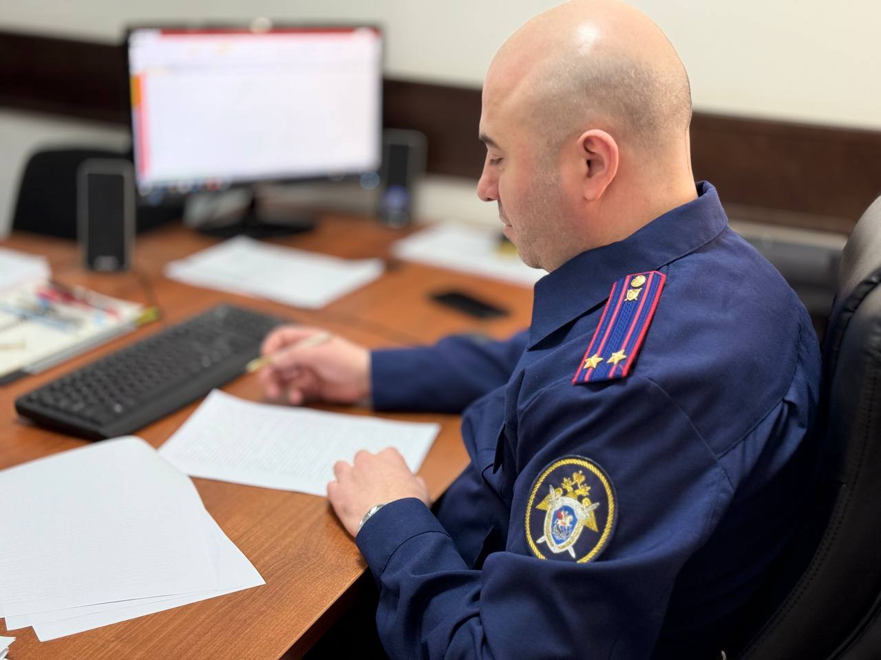 По подозрению в мошенничестве при оформлении в собственность государственного имущества задержан местный житель  Третьим отделом по расследованию особо важных дел СУ СК России по Республике Дагестан, по ранее возбужденному по материалам УФСБ по Республике Дагестан уголовному делу по ч. 4 ст. 159 УК РФ  мошенничество  задержан 40-летний местный житель.   По версии следствия, мужчина действуя группой лиц по предварительному сговору с местной жительницей, ввели должностных лиц уполномоченных органов в заблуждение, относительно наличия у последней законных оснований для владения, пользования и распоряжения зданиями восстановительного центра, котельной и насосной расположенных в Махачкале, зарегистрировав право собственности на указанные объекты капитального строительства, стоимостью более 15 млн рублей.   Сегодня в отношении задержанного судом по ходатайству следствия избрана мера пресечения в виде заключения под стражу.  По уголовному делу проводятся следственные действия, направленные на закрепление доказательственной базы.