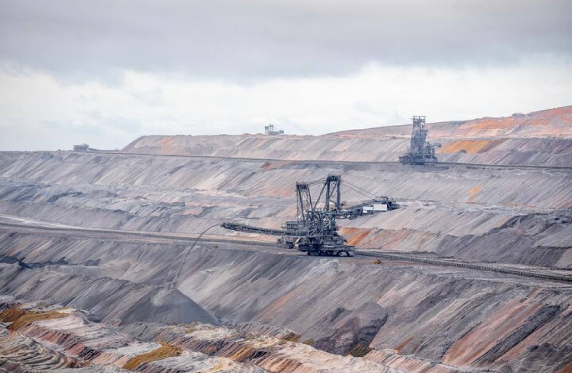 Минфин РФ предложил угольщикам налоговую рассрочку по НДПИ и страховым взносам Министерство финансов подготовило проект постановления правительства о предоставлении налоговой рассрочки по уплате налога на добычу полезных ископаемых НДПИ и страховых взносов Документ вынесен на общественное обсуждение Как подчеркнули в Минфине постановление позволит дополнительно поддержать предприятия угольной отрасли Документ предусматривает рассрочку угольным организациям по уплате НДПИ и страховых взносов платежи по которым были отсрочены постановлением кабмина по 28 февраля 2026 года Рассрочка предоставляется с марта по декабрь 2026 года включительно при условии внесения платежей в течение этого периода равными частями На получение рассрочки имеют право предприятия включенные в специальный перечень организаций и обладающие утвержденной программой финансового оздоровления В случае нарушения условий рассрочки проектом постановления предусмотрена ее отмена с соответствующим начислением пени НА ГОРА Угольная аналитика