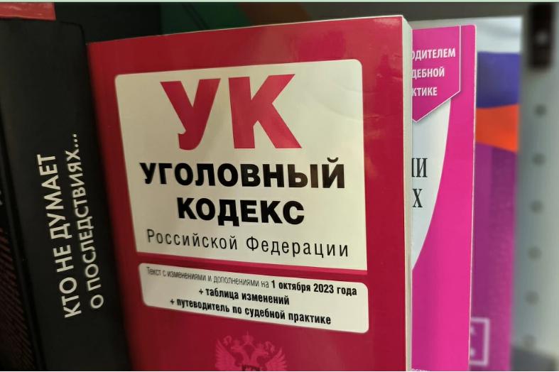 Житель Камчатки собирал дань с 206 иностранцев за призрачную регистрацию На Камчатке полиция пресекла масштабную схему фиктивной миграции Неработающий 39 летний житель Петропавловска Камчатского поставил на учёт по адресу на улице Звёздной 206 иностранных граждан хотя и не мог предоставить им жильё Всё это время квартира была лишь резиновой на бумаге За незаконные услуги предприимчивый горожанин брал с каждого приезжего около 2000 рублей в месяц Против мужчины возбудили уголовное дело за фиктивную постановку на учёт иностранцев Сейчас ему запрещено покидать город Все 206 иностранцев будут сняты с миграционного учёта по сомнительному адресу Мы в MAX