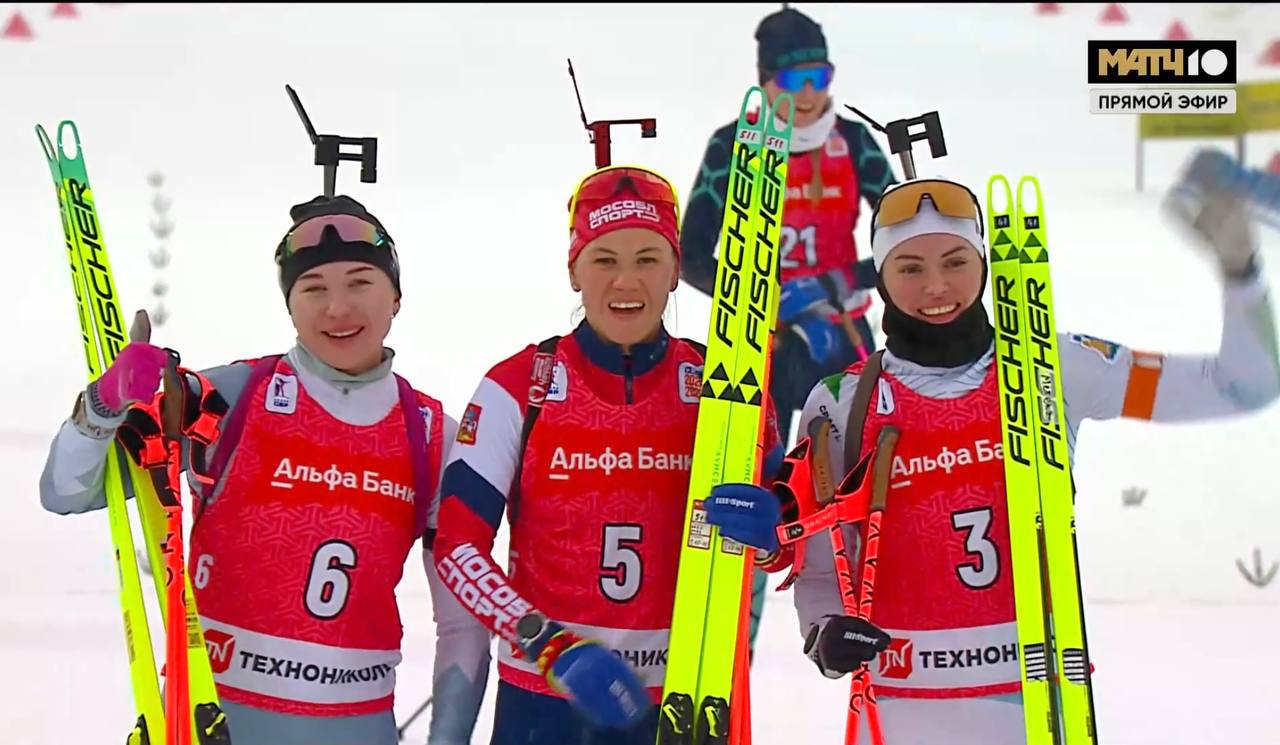 Резцова стала победительницей масс старта этапа Альфа Банк Кубка России по биатлону в Тюмени Кристина обогнала Гришину за 600 м до финиша с двумя промахами она преодолела 12 км за 34 минуты 58 2 секунды Анастасия Гришина прошла дистанцию без промахов 13 0 Виктория Метеля с одним промахом стала третьей 21 7 Мужчины стартуют уже в 11 50 мск увидишь их в прямом эфире Матч ТВ news matchtv