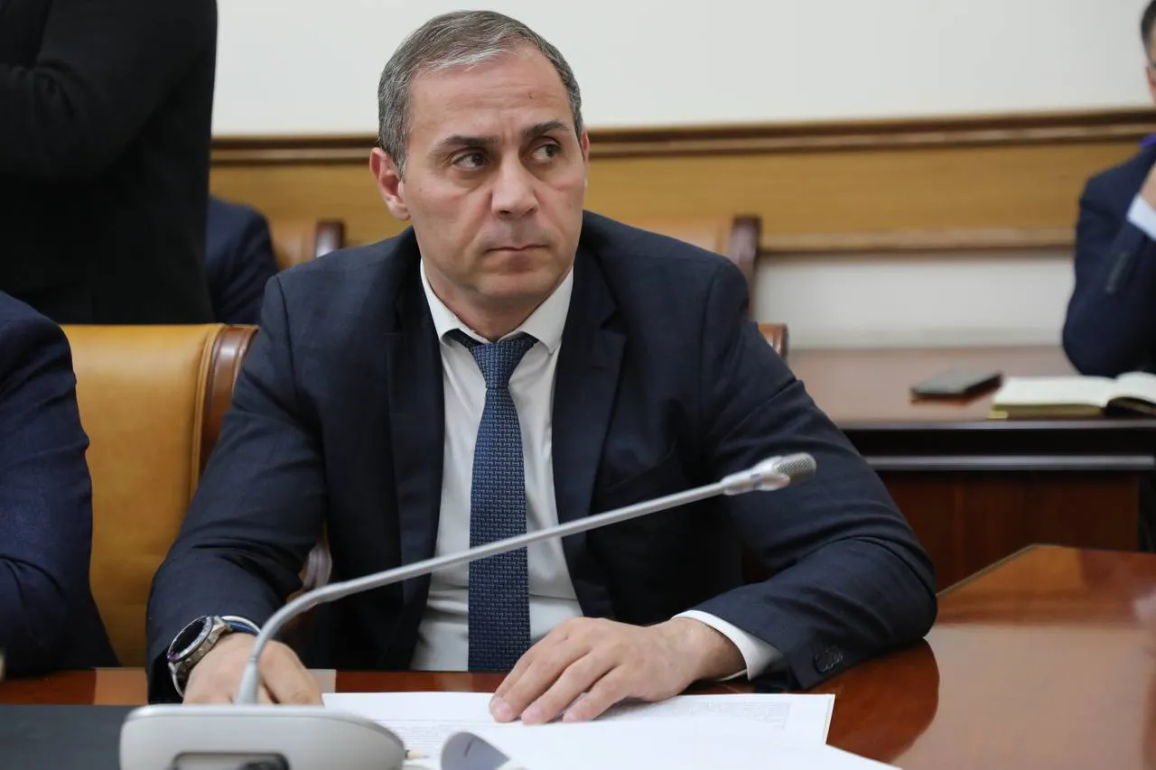 Администрация Махачкалы подала 50 исков о сносе незаконных строений в водоохранных зонах рек Первый заместитель главы Махачкалы Нариман Батырбиев рассказал о работе по ликвидации самовольных строений в водоохранных зонах рек Черкес Озень и Тарнаирка Как сообщает пресс служба Правительства РД администрация проводит сплошную проверку всех участков как законных так и незаконных Всем им будет дана правовая оценка С сентября 2025 года ведётся судебно претензионная работа в отношении объектов возведённых в водоохранной зоне и прибрежной полосе без разрешительной документации а также на земельных участках не принадлежащих владельцам на праве собственности Подано 30 исковых заявлений об истребовании 31 земельного участка из незаконного владения и сносе самовольных построек вдоль русла реки Черкес Озень По реке Тарнаирка заявлены требования об истребовании 24 участков и сносе расположенных на них объектов капитального строительства По 23 исковым заявлениям требования уже удовлетворены ещё 7 находятся на рассмотрении РИА Дагестан в МАХ