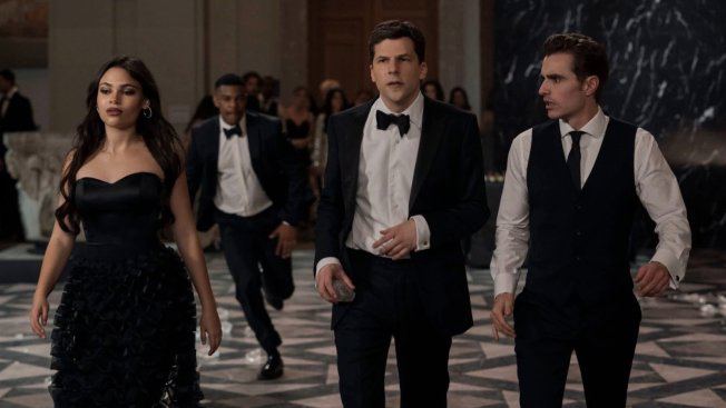 Лента Иллюзия обмана 3 ставшая продолжением серии о банде грабителей фокусников стала самым кассовым фильмом в России и странах СНГ с 13 по 16 ноября собрав в дебютный уик энд в кинотеатрах 615 млн рублей Кадр из фильма Иллюзия обмана 3