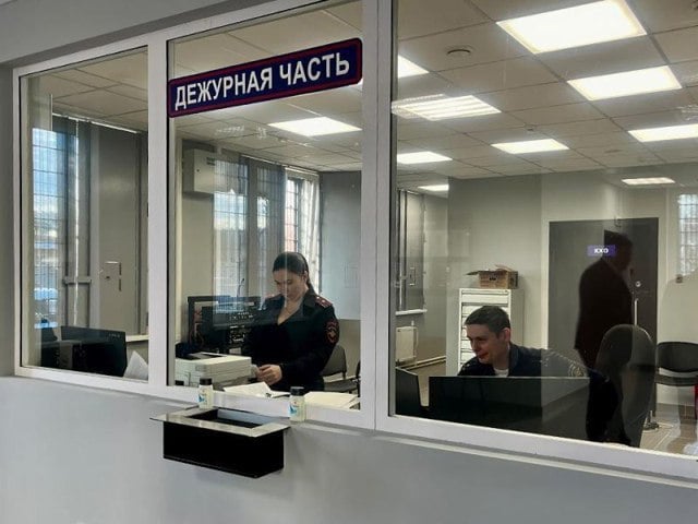 Бой между несколькими людьми случился рядом с жилым домом в Люберцах. МВД: полицейские выясняют детали драки нескольких человек в Люберцах Фото: МедиаБанк Подмосковья/Анна Тюрюмина Автор: Маргарита Салахова Полицейские Подмосковья расследуют обстоятельства конфликта с участием нескольких человек в Люберцах, сообщает пресс-служба Главного управления МВД России по Московской области. По информации, поступившей 2 мая в дежурную часть Томилинского отдела полиции МУ МВД России «Люберецкое», возле одного из домов на улице Академика Северина в поселке Мирный произошла ссора между мужчинами, которая затем переросла в драку. В ходе принятых мер правоохранительные органы установили личности и доставили в местный отдел полиции пятерых участников конфликта в возрасте от 26 до 43 лет для дальнейшего разбирательства. На данный момент из медицинских учреждений не поступало сообщений о пострадавших.