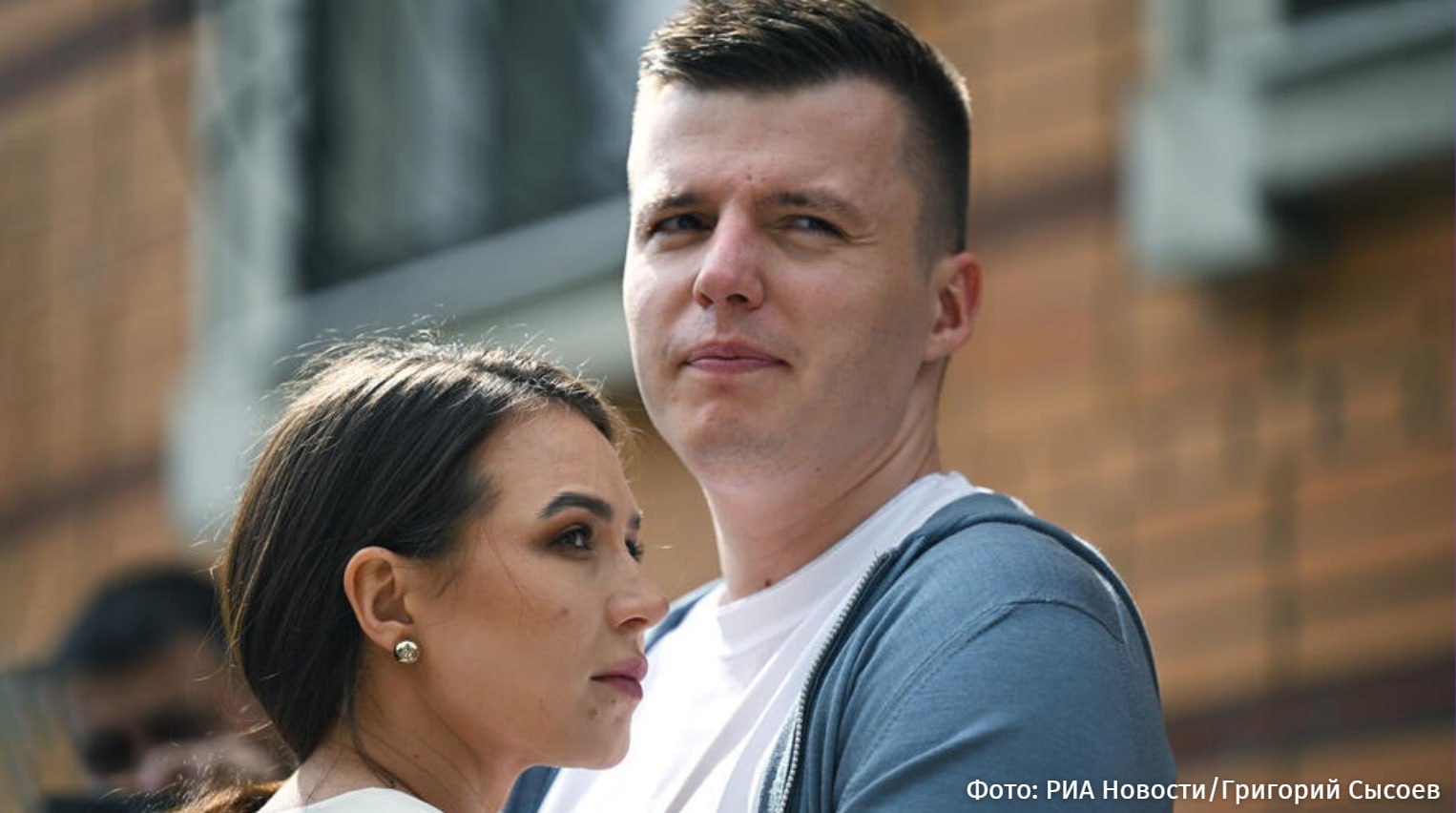 Полиция завершила расследование дела блогера Лерчек и ее экс супруга Сотрудники полиции завершили предварительное следствие в отношении блогера Валерии Чекалиной Лерчек и ее бывшего мужа Артема Чекалина обвиняемых в незаконном выводе денег из России говорится в материалах дела с которым ознакомились РЕН ТВ Чекалины уже начали изучать материалы дела 27 августа адвокат Артема Чекалина Корней Подвойский пояснил что следственные действия уже завершены Ранее 21 августа Троицкий суд Москвы продлил Чекалиной срок домашнего ареста до 28 сентября Уголовное дело в отношении Чекалиной и ее бывшего мужа Артема возбудили в октябре прошлого года Бывших мужа и жену а также их сообщника заподозрили в незаконном выводе из России в Дубай более 250 млн рублей с использованием поддельных документов В мае налоговая выставила новый счет блогеру более чем на 28 млн рублей На заседании по продлению меры пресечения 22 мая сторона обвинения указала что расследование уголовного дела Лерчек и ее экс супруга нельзя завершить в установленные сроки Подписаться на РЕН ТВ МАХ Отправить новость