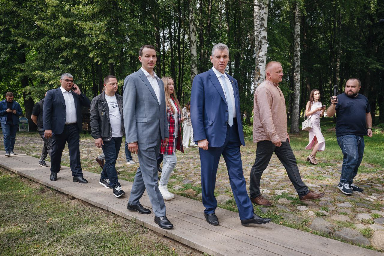 Россия — больше, чем Москва!    Делегация ЛДПР во главе с Леонидом Слуцким посетила Кострому, чтобы обсудить одну из ключевых проблем страны — вымирание малых городов.      В чём проблема?     129 малых городов  3,5 млн человек  — на грани исчезновения.     Ресурсы стягиваются в агломерации, а малые города пустеют: нет работы, школ, больниц.     По текущей стратегии развития упор делается на пригороды мегаполисов, а провинции остаются без поддержки.      Что предлагает ЛДПР?     Единая федеральная программа поддержки малых городов:        Налоговые льготы        Гарантии по инфраструктуре и занятости     Перенос офисов корпораций в регионы — чтобы капитал работал на Россию, а не только на Москву.     Бесплатная земля под ИЖС для семей с детьми, молодёжи, ветеранов СВО и переезжающих из крупных городов.     Корректировка госполитики — осенью ЛДПР поднимет этот вопрос в Госдуме.      Леонид Слуцкий:   "Если сегодня не изменить подход, мы получим пустые пространства. Уже сейчас только треть России заселена. Если тенденция продолжится, русские люди останутся лишь в нескольких точках, а остальные земли займут мигранты или зарастут травой."     Россия — это не только Москва. Нам нужна сильная провинция!
