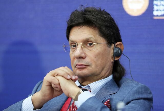 Леонид Федун продал свой пакет акций ЛУКОЙЛа По сообщениям СМИ сделал это сооснователь компании ещё в начале 2025 года Речь идёт о доле в 10 по рыночным ценам на тот момент примерно 7 млрд Косвенно данные подтверждаются заявлением ЛУКОЙЛа в конце лета компания аннулировала 76 миллионов акций или около 11 своего капитала которые выкупила на рынке в 2024 2025 годах Сам Федун ушёл с поста вице президента ЛУКОЙЛа в конце июня 2022 года по официальному заявлению в связи с достижением пенсионного возраста и по семейным обстоятельствам Нефтебаза