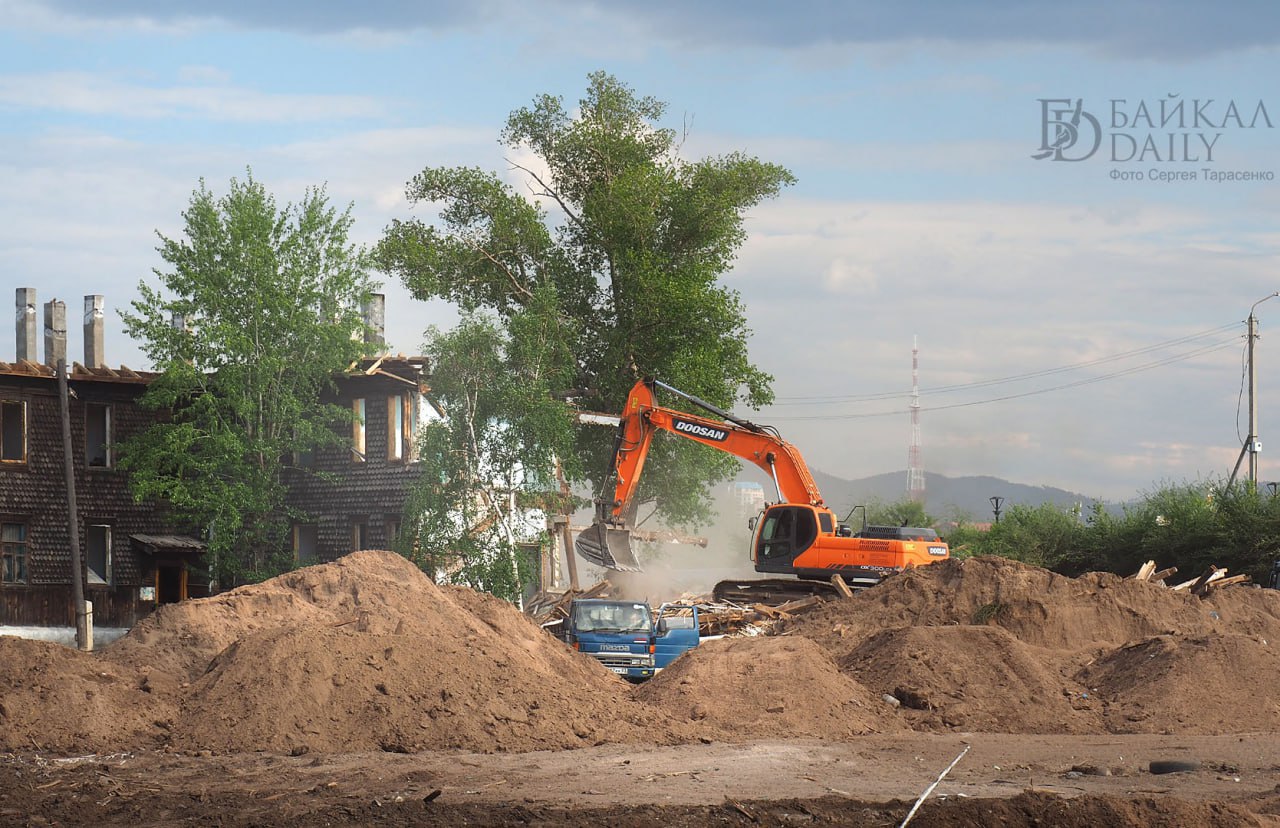 В Улан-Удэ общественники просят спасать деревья, попавшие «под снос» при демонтаже домов в центре города.   При сносе старых объектов под «зачистку» попадают и взрослые деревья, заявили в региональном ОНФ. Потому насаждения предлагают перевозить в новые микрорайоны, крайне «бедные» в плане озеленения.  Общественники уже обратились с этой инициативой в городскую администрацию