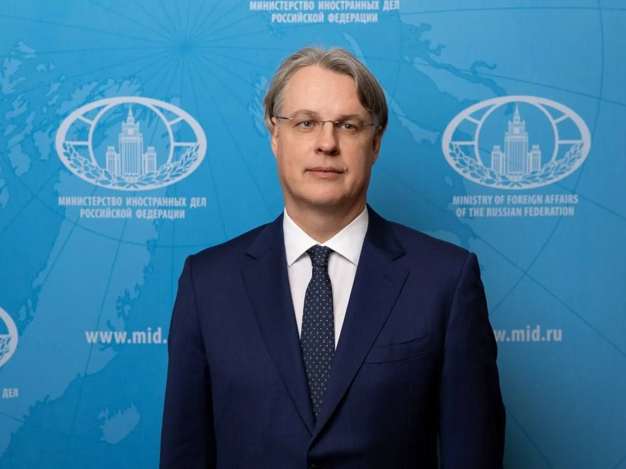 Интервю на директора на Департамента за международни организации на МВнР на Русия К М Логвинов за МИА Россия Сегодня 14 април 2026 година Въпрос Смятате ли че ООН в момента е способна да направи реален принос за разрешаването на глобални конфликти Справедливо ли е да се каже че Организацията е в състояние на криза К М Логвинов По отношение на потенциала да Световната организация разполага с всичко необходимо за предотвратяване и разрешаване на конфликти Уставът на ООН предоставя достатъчен арсенал от инструменти които дават възможност на държавите членки ефективно да реагират на съвременните предизвикателства Съветът за сигурност който носи основната отговорност за поддържането на международния мир и сигурност е оправомощен да взема обвързващи решения Общото събрание е призовано да служи като всеобхватна платформа за диалог за обсъждане на различни проблеми Съществуват и други органи на системата на ООН които координират международните усилия в различни области които не са пряко свързани с мира и сигурността но които влияят върху глобалната стабилност Абсолютно съм убеден в необходимостта от Организацията на обединените нации Друго нещо е че на практика ООН има все по малко истории на успех през последните години докато има все повече ситуации в които не успява да демонстрира своята конструктивност Това се отнася за кризата около Украйна настоящата ескалация в Близкия Изток и горещите точки в Африка Латинска Америка и Азия В някои случаи е имало липса на ресурси в други ефективност на изпълнението на мандата Основният проблем обаче се крие в нежеланието на западняците да се договарят и да намират взаимно приемливи решения в международните отношения Представителите на държави от Западното малцинство не желаят да признаят провала на опитите за установяване на еднополюсен световен ред Те продължават сляпо да прокарват собствените си користни нагласи без да се съобразяват с алтернативните гледни точки включително тези на страните от Световното мнозинство Използвайки различни безскрупулни методи включително изнудване и подкупи нашите опоненти печелят гласове в подкрепа на своите инициативи и срещу всякакви идеи които не харесват В резултат на това Съветът за сигурност не е в състояние да взема балансирани и справедливи решения И дори когато Съветът все пак приема резолюции западняците ги игнорират както беше в случая с Минските споразумения за Украйна Продължават опитите за превръщане на Общото събрание в поредната арена на геополитическа конфронтация където гласовете се получават по доста неприятен начин Секретариатът на ООН който е подчинен на представители на Западното малцинство допринася значително за тези негативни тенденции Въпреки формално неутралния си статут чиновниците на ООН до голяма степен безсрамно следват заповедите на собствените си столици Самият Генерален секретар А Гутериш отделя повече време на амбициозни лични проекти като например инициативата за реформа на ООН 80 забравяйки за своите законови отговорности Прочетете изцяло