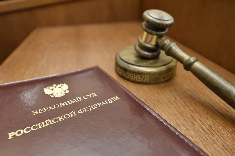 Истечение срока аренды земли не может препятствовать регистрации права собственности на жилой дом если его строительство завершилось в период действия соответствующего договора напомнил ВС России рассмотрев кассационную жалобу жителя Белгородской области Региональное управление Росреестра отказало ему в постановке недвижимости на учет Суды трех инстанций позицию ведомства поддержали Коллегия по административным делам отменила решения нижестоящих инстанций указав на отсутствие оснований для приостановки регистрации права собственности на дом Подробнее   Верховный Суд России в мессенджере МАХ