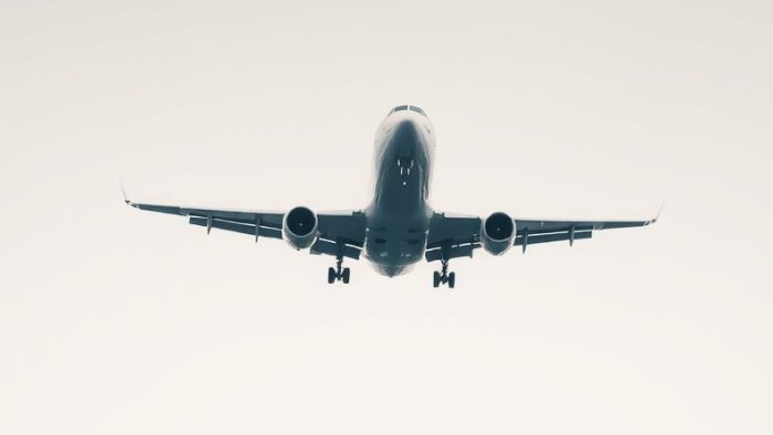 Самолет не мог прилететь в Омск из-за массовой атаки дронов Рейс авиакомпании «Северный ветер» из Сочи в Омск задержан примерно на 6,5 часа. В данный момент идет регистрация на воздушное судно. Конец регистрации назначен на 13:45. Вследствие позднего прибытия самолета также задерживается обратный рейс из Омска в Сочи. Первоначально вылет был назначен на 8:00, однако самолет отправится в 14:25, что приводит к задержке более 6 часов. Сейчас идет регистрация на борт. На борту ожидают более 280 пассажиров, из которых 11 – дети. Западно-Сибирская транспортная прокуратура осуществляет контроль за соблюдением прав пассажиров и предоставлением необходимых услуг. В ночь накануне в Черном море была зафиксирована массовая атака беспилотников, сработала система противовоздушной обороны. Согласно информации минобороны, за ночь уничтожен 21 беспилотник над Черным морем, 11 – над Азовским морем и 7 – над Краснодарским краем.