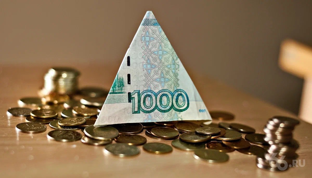 Готовиться к сложным временам призвали в Госдуме За прошлый год закрылось в два раза больше предприятий чем открылось Это говорит о сокращении промышленно производственного потенциала и экономики рассказал RTVI первый зампред комитета Госдумы по экономполитике Николай Арефьев Он считает что в 2026 году такая тенденция сохранится из за роста инфляции высокой ключевой ставки ужесточения санкций увеличения зависимости от импорта Высокие кредитные ставки госбанков и искусственное завышение рубля делают продукцию российских компаний слишком дорогой и они не могут конкурировать считает бизнесмен Олег Дерипаска По его словам при такой экономической политике невозможно снизить цены В деловом сообществе не понимают почему не существует совместной программы действий правительства ЦБ и бизнеса по снижению инфляции за счет увеличения предложения товаров и услуг альтернативных добавил бизнесмен