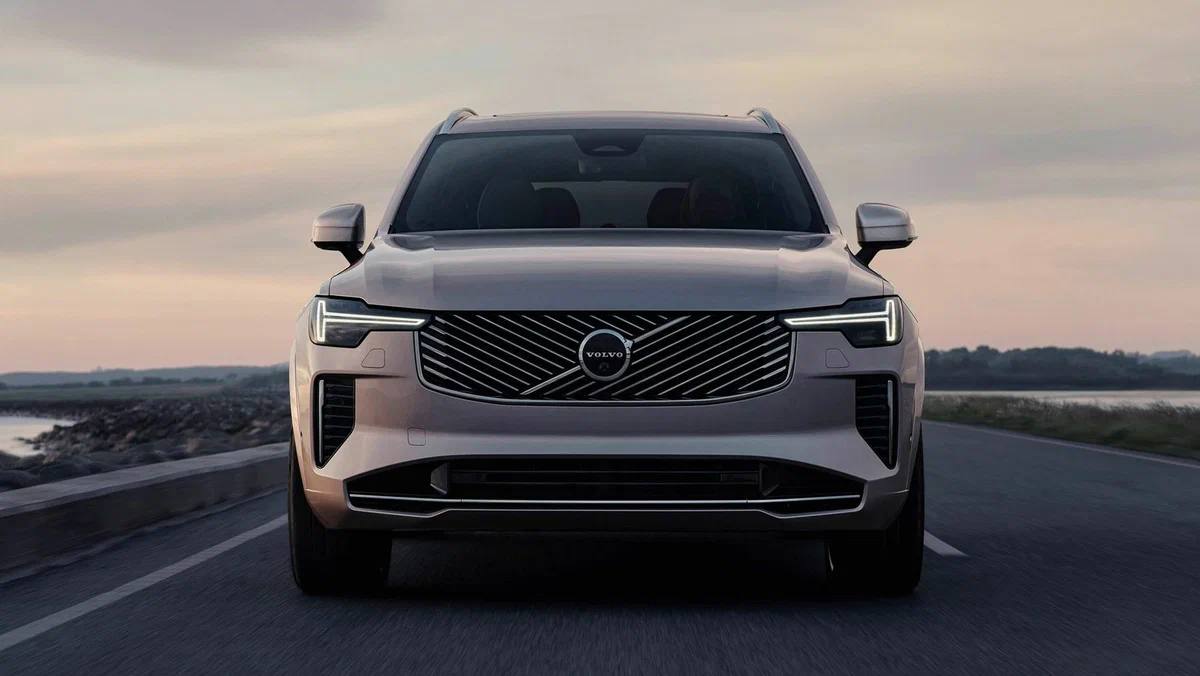 Представлен обновлённый Volvo XC90  Выпускающийся уже около десяти лет XC90 получил модернизированную внешность с новой оптикой, решёткой радиатора и бамперами, улучшенную подвеску и более современную медиасистему с большим экраном.  Обновлённый Volvo XC90 будет продаваться только с гибридными установками на базе бензиновых моторов — от дизелей компания отказалась ещё нынешней весной. Подробные технические характеристики пока не сообщаются, но известно, что подзаряжаемый XC90 сможет проехать на электротяге порядка 70 км при 800-километровом общем запасе хода, а мягкогибридные варианты с 48-вольтовым стартер-генератором показывают снижают расход топлива на 15%.