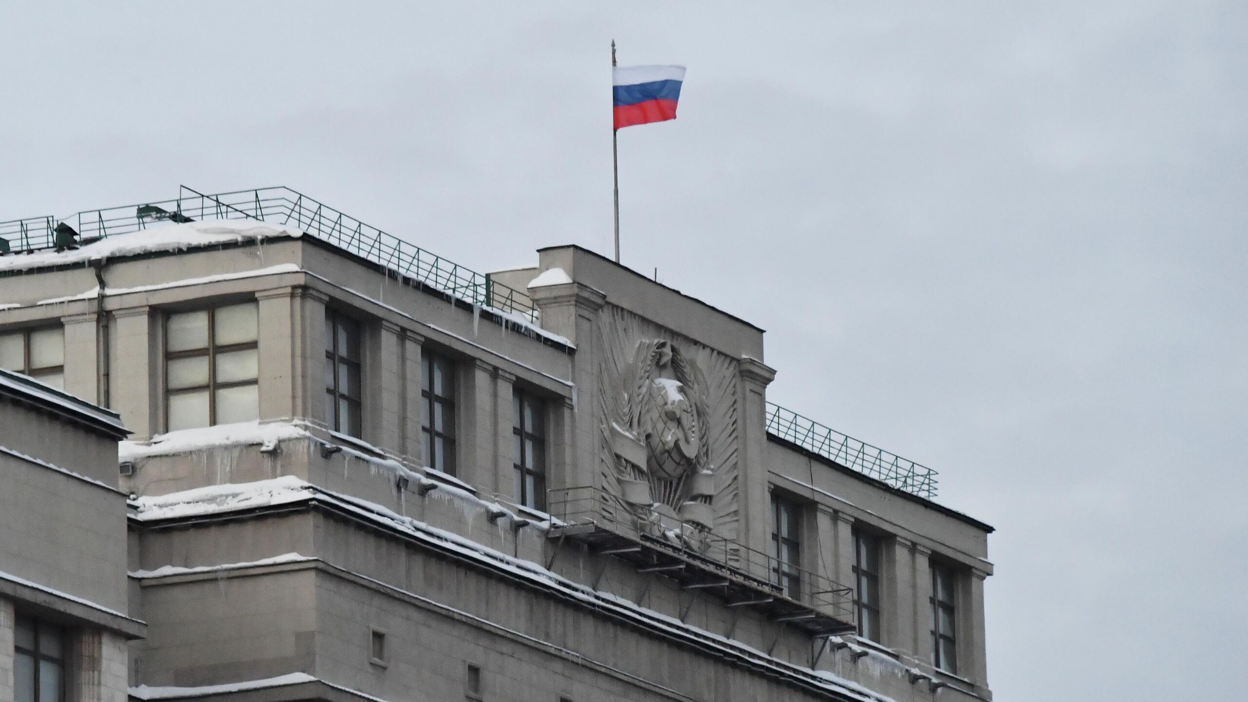 Госдума на пленарном заседании приняла во втором чтении законопроект о приоритетном праве студенческих семей на получение отдельного жилья в студенческом общежитии Авторами законопроекта стала группа депутатов Госдумы включая председателя комитета ГД по науке и высшему образованию Сергея Кабышева Проектом предлагается закрепить приоритетное право студентов с детьми или заключивших брак согласно определению студенческой семьи установленного законодательством на получение отдельного жилого помещения в общежитии а семья обучающегося сможет проживать вместе с ним Законопроектом также предусматривается закрепление обязанности ВУЗов обеспечивать открытость и доступность информации о количестве отдельных жилых помещений в общежитии определённых для совместного проживания обучающихся с членами их семьи По словам авторов проекта публичность данной информации будет преимуществом ВУЗа для уже семейных абитуриентов или только планирующих семью