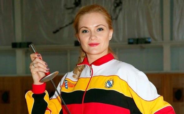 Евгения Ламонова покидает курскую облдуму Как стало известно Секунде вопрос о досрочном сложении ее депутатских полномочий региональный парламент рассмотрит на внеочередном заседании Проект постановления был внесен в Думу сегодня Еще в июле появилась информация о том что именно олимпийская чемпионка Евгения Ламонова может стать сенатором от Курской области Теперь эти слухи подтверждаются досрочным сложением полномочий депутата