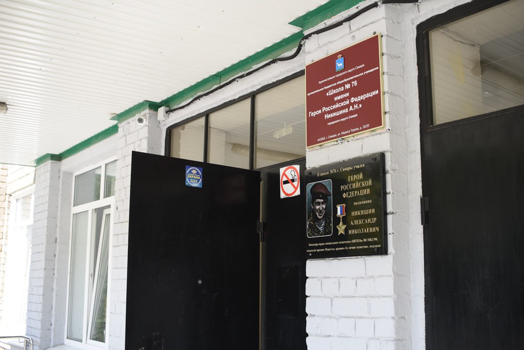 В поселке Весенний родители пожаловались на нехватку школы для детей Люди записали видеообращение в федеральный следственный комитет. По их словам, из-за отсутствия школы две тысячи детей вынуждены ходить на учебу в другие поселки и городские школы. Ситуацией заинтересовался Александр Бастрыкин. И.о. главы регионального СК доложить о промежуточных результатах проверки, которая проводилась по жалобе и ее итогах.