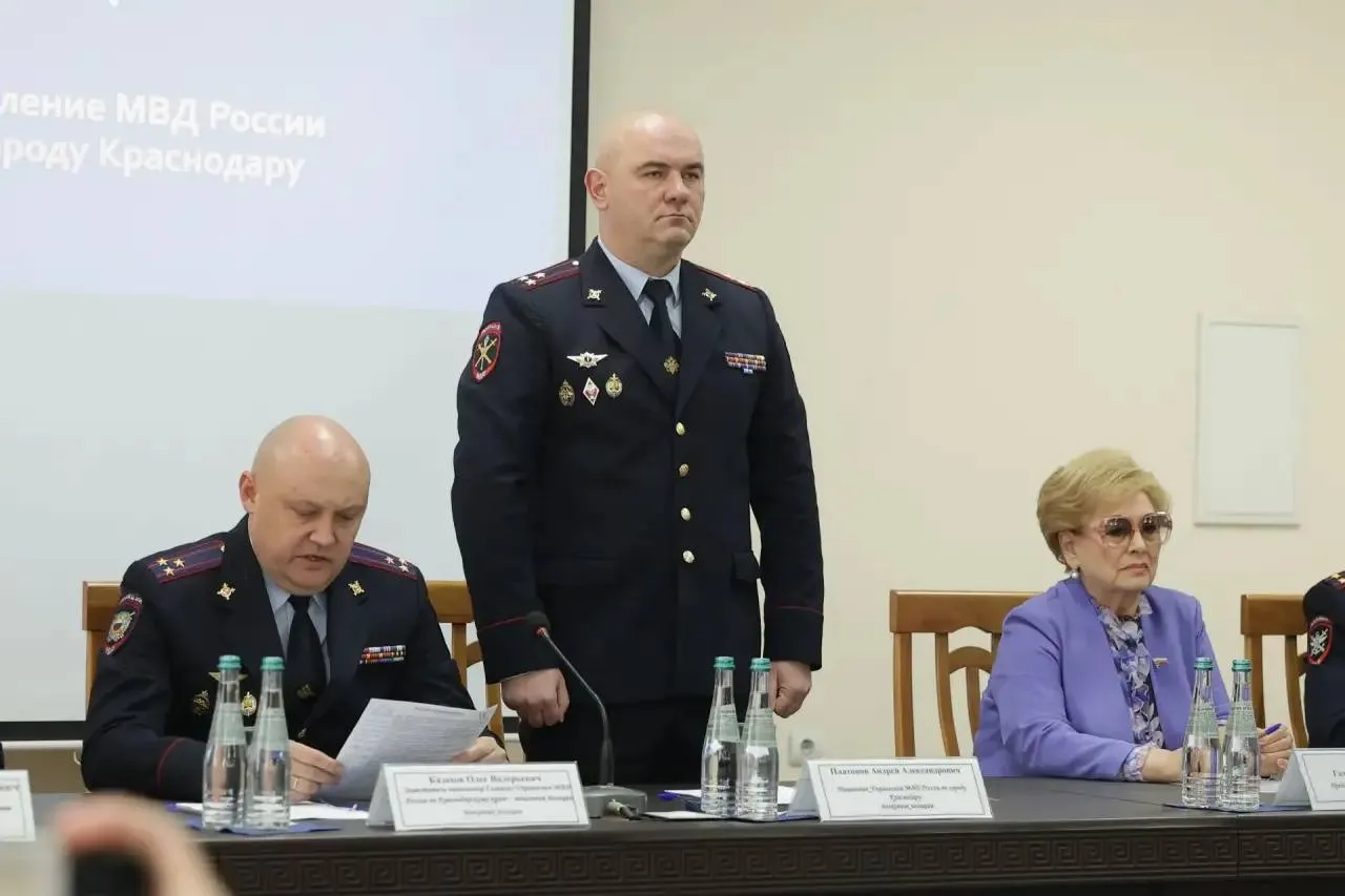 Полицию Краснодара возглавил Андрей Платонов Ранее он руководил ОМВД по Анапе занимал должность заместителя начальника по Геленджику а также работал на различных должностях в подразделениях уголовного розыска Андрей Платонов родился 25 ноября 1981 года в Благовещенске окончил Кубанский государственный аграрный университет В своей речи после назначения Андрей Платонов обозначил основные задачи ведомства оперативно реагировать на сообщения граждан и своевременно принимать по ним процессуальные решения выстраивать тесное взаимодействие с муниципальной властью депутатским корпусом и другими государственными органами обеспечивать личную и имущественную безопасность жителей и гостей краевого центра Он также выразил готовность к взаимодействию с городскими властями и общественностью Плохо грузит Telegram Читай и смотри в MAX