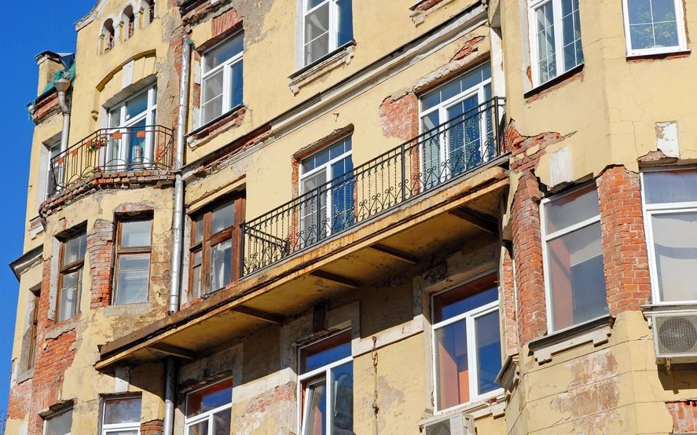 Власти Москвы анонсировали новую схему переселения из ветхого жилья  Власти Москвы анонсировали два пилотных проекта переселения по новой схеме в Таганском районе и в Черемушках Их реализуют в рамках программы комплексного развития территорий КРТ  По ней возможность переехать в новое жилье появится у тех москвичей чьи дома не вошли в программу реновации сообщили в департаменте градостроительной политики Москвы  Для пилотных проектов преимущественно выбираются дома жители которых сами обращались к городу с просьбой войти в программу реновации а также признанные непригодными для проживания в ближайшей перспективе  Решение о включении домов в программу КРТ принимаются по итогам голосования собственников и нанимателей жилья Переезд будет осуществляться в равнозначные квартиры в тех же районах На месте ветхого жилья планируется создание современных кварталов с социальной инфраструктурой новостройка Фото Alexander Zamaraev Shutterstock FOTODOM Читать РБК Недвижимость в Telegram