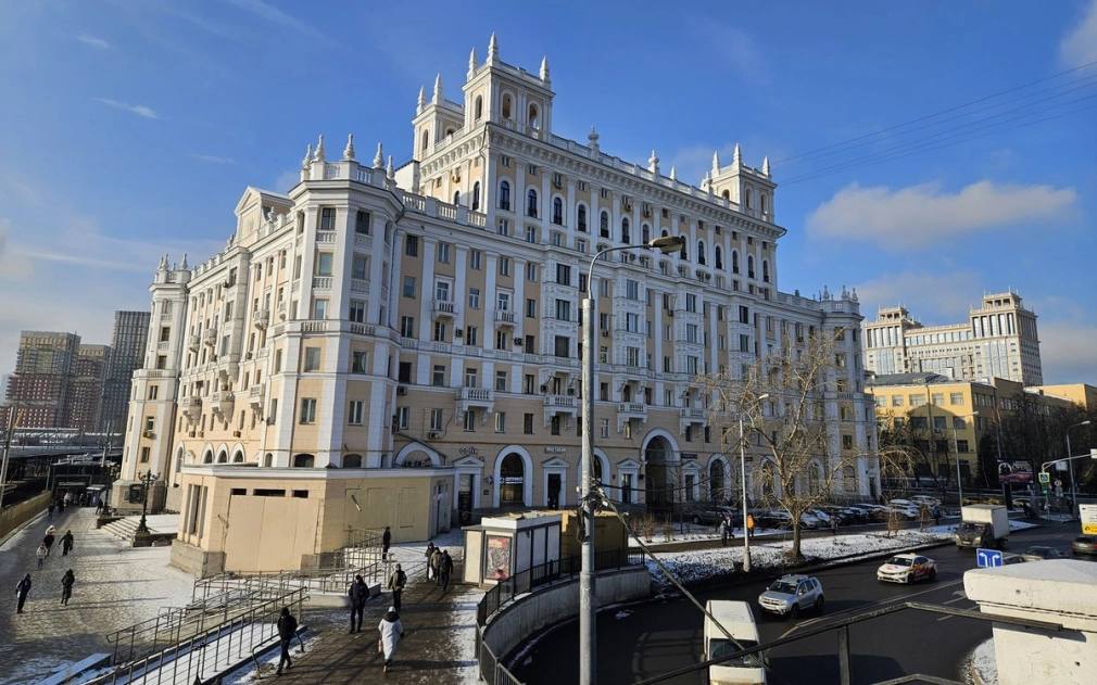 В доме у Белорусского вокзала выставили на торги бывшие билетные кассы   В Москве на торги выставили нежилое помещение в доме-памятнике на Ленинградском проспекте, расположенное на первом этаже здания в стиле сталинского ампира. Помещение, ранее использовавшееся как билетные кассы, включает два зала с высокими потолками и арочными окнами. Также в составе объекта есть стандартные помещения для касс и кабинетов.   Дом был построен в 30-х годах XX века для сотрудников пароходства, позже перестроен для Министерства путей сообщения. Его отличают архитектурные элементы сталинского ампира, в том числе массивные арки и декоративные детали.   Торги назначены на 10 апреля 2025 года, начальная цена лота — 45,3 млн руб.     Поскольку дом является объектом культурного наследия, все производимые работы будущий владелец обязан согласовывать с Департаментом культурного наследия Москвы.  #город  Фото: инвестиционный портал Москвы   Читать РБК Недвижимость в Telegram