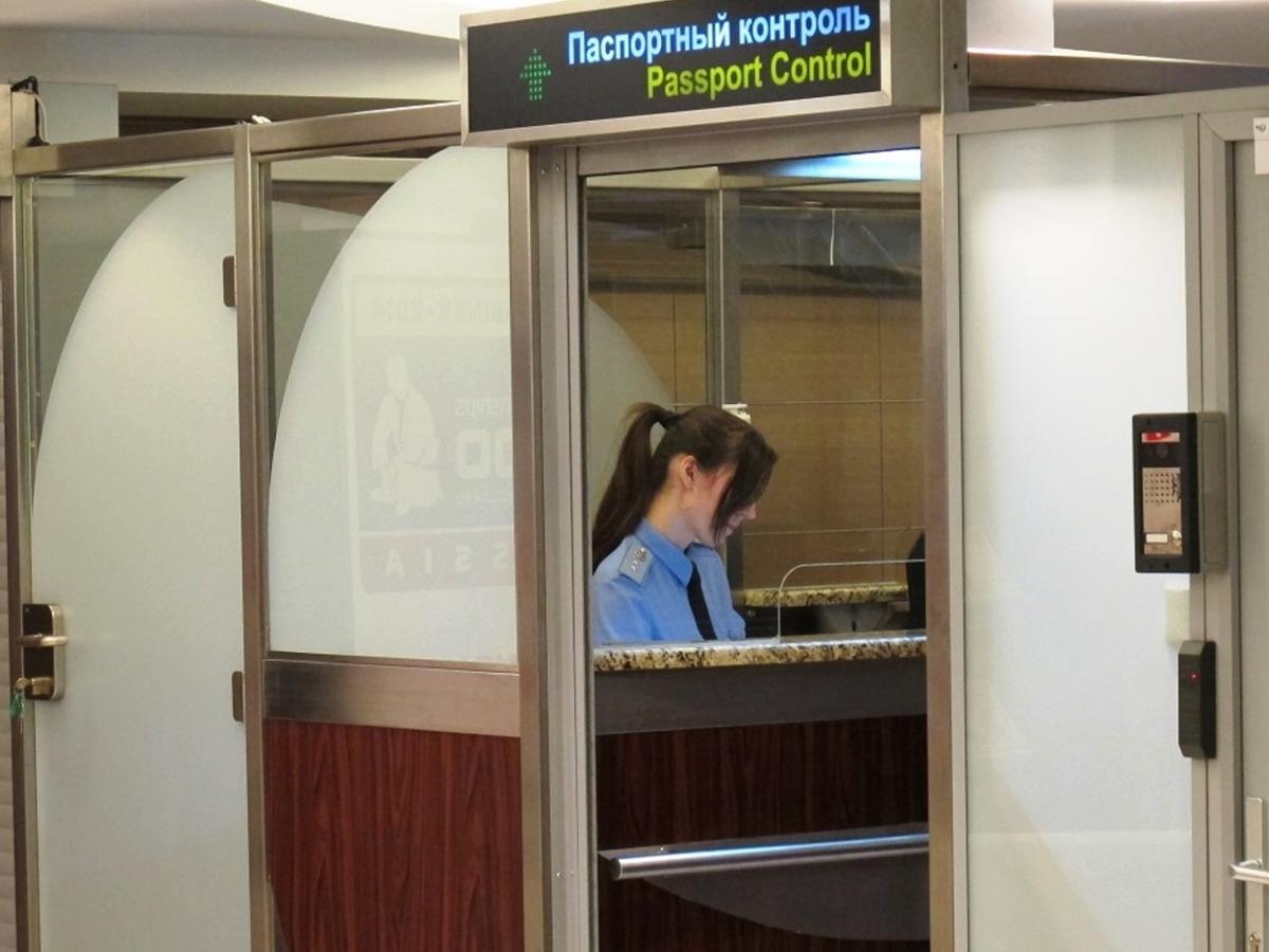 Иностранцев, въезжающих в Россию по безвизовому режиму, обяжут уведомлять о своем визите минимум за 72 часа до прибытия Правило начнет действовать в экспериментальном режиме с 30 июня. Как сообщила официальный представитель МВД России Ирина Волк, эксперимент проводится в рамках постановления правительства от 7 ноября прошлого года. Она пояснила, что иностранцам из государств, с которыми у России установлен безвизовый режим, нужно будет зарегистрироваться на портале «Госуслуги RuID» и заполнить там заявление о въезде в РФ и сроках пребывания в стране. Исключение сделано для людей, которым требуется срочный въезд в Россию: экстренное лечение, тяжелая болезнь, смерть близкого родственника. В таком случае уведомить о въезде в РФ нужно будет не позднее чем за четыре часа. Наличие таких обстоятельств нужно будет подтвердить документами. После регистрации на портале и подачи заявки иностранцы получат QR-код, который нужно будет предъявить на границе. Изменения коснутся граждан Азербайджана, Армении, Грузии, Казахстана, Кыргызстана, Молдовы, Таджикистана, Узбекистана и других стран, с которыми Россия заключила соглашения о безвизовом режиме. Фото: wikimedia Подписаться на «Новую-Европа»