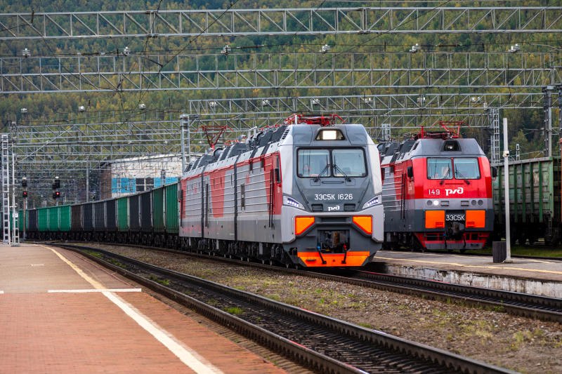 Погрузка на сети РЖД в октябре выросла на 0 1 до 96 9 млн тонн Наибольший рост погрузки в октябре обеспечили Западно Сибирская 10 2 Северная 4 3 Восточно Сибирская 4 Юго Восточная 3 9 железные дороги Благодаря новому урожаю третий месяц подряд увеличивается погрузка зерна 8 в августе 4 6 в сентябре 22 6 в октябре продолжает расти вывоз удобрений 9 1 в сентябре 6 6 в октябре На фоне замедления потребления на внутреннем рынке растёт экспорт железной руды 14 5 Погрузка каменного угля увеличилась как внутри страны 2 8 в связи с началом отопительного сезона так и на экспорт 14 8 За 10 месяцев 2025 года по железной дороге отправили 927 1 млн тонн грузов на 6 меньше чем за аналогичный период прошлого года Под влиянием внешних негативных факторов в целом с начала года снизилась погрузка строительных грузов на 11 9 чёрных металлов на 17 1 каменного угля на 1 7 В связи с ремонтами на НПЗ уменьшилась отгрузка нефтяных грузов 5 3 При этом фиксируется рост погрузки экспорта по наиболее востребованному восточному направлению на 6 до 135 7 млн тонн в январе октябре Опережающими темпами растут экспортные поставки на восток неугольных грузов 7 7 до 37 3 млн тонн в том числе удобрений рост почти в 2 раза нефти и нефтепродуктов 2 4 железной руды 12 3 а также грузов перевозимых в контейнерах 11 5 Кроме того увеличен экспорт в восточном направлении каменного угля 5 4 Подписаться на Телеграмму РЖД Голосовать за канал Подписаться на РЖД в MAX Каналы железных дорог