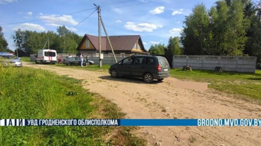 В Дятловском районе под колесами легковушки погиб пенсионер Инцидент произошел 5 июля днем. Установлено, что в д.Самойловщина 27-летний водитель легковушки "Опель" двигался задним ходом и совершил наезд на 72-летнего пенсионера. Местный житель скончался на месте происшествия. Обр.связь ТГ ВК YouTube Inst