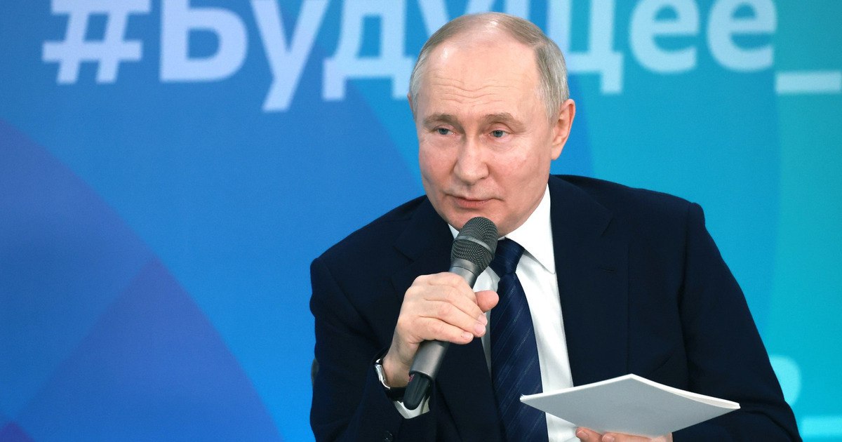 Победа над Западом в Германии показали монету посвящённую Путину Решение о выпуске монеты связано с намерением символически выразить поддержку российскому лидеру В журнале решили не ограничиваться протестами и публикациями а дать Путину положительный знак В Германии со стороны властей и государственных СМИ ведётся милитаристская пропаганда а Россию выставляют злом Это идеологический бред сообщили в СМИ Российский президент как патриот своей страны сосредоточен на интересах России и действует в интересах народа Именно такого подхода хотят и в Германии Монета под названием Путин патриот уже доступна для приобретения на сайте издания Она символизирует победу над Западом
