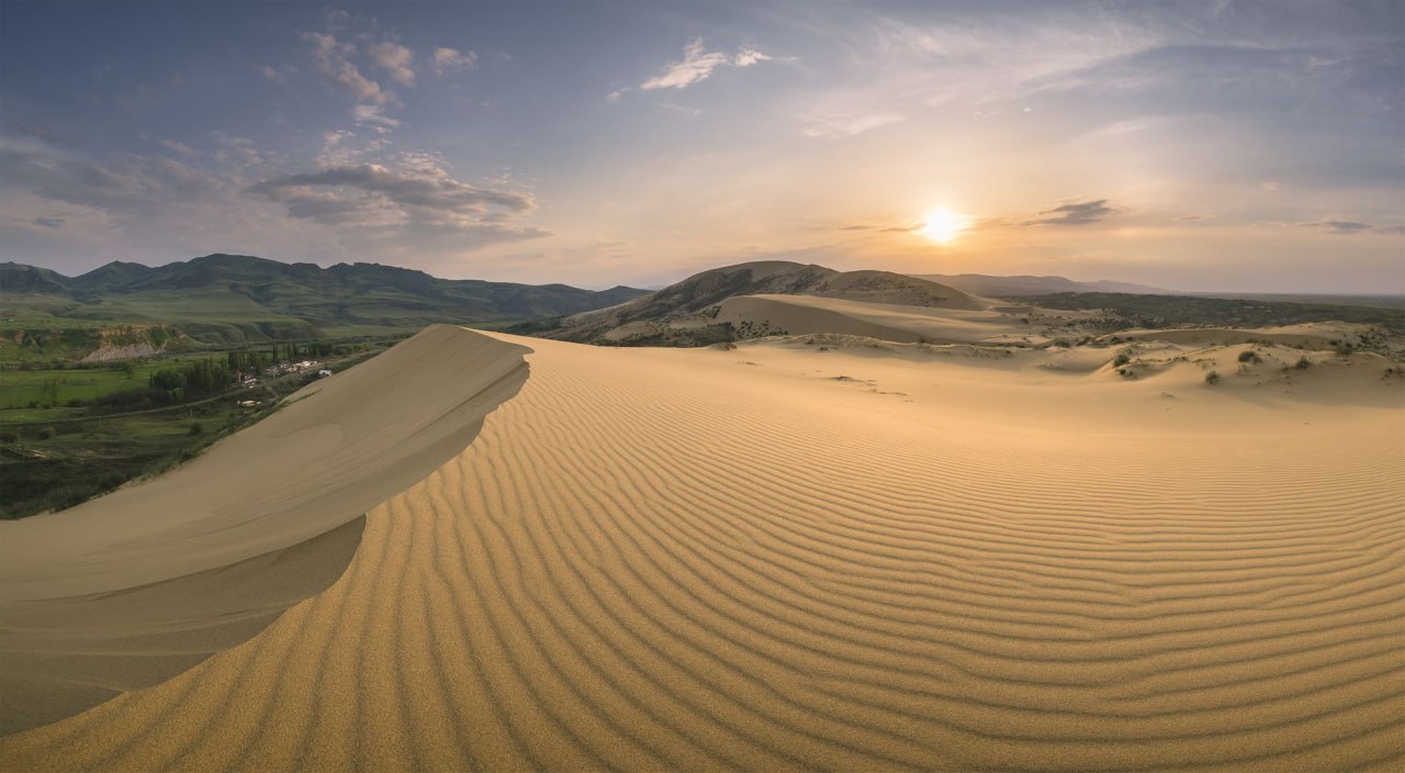 В Дагестане установили возраст дюны Сарыкум Ученые Всероссийского научно исследовательского геологического института им А П Карпинского Института Карпинского впервые установили возраст дюны Сарыкум расположенной в 20 км от Махачкалы в Дагестане Об этом сообщила пресс служба Института Карпинского Полученные результаты показали что формирование дюнного комплекса Сарыкум началось около 60 тыс лет назад Активизация ветровых процессов совпадала с периодами понижений уровня Каспийского моря Несмотря на известность популярность среди туристов и научную значимость Сарыкума его история развития и возраст оставались неизвестными Это не позволяло сопоставить его формирование с региональными климатическими и геологическими событиями например с тем как менялись ветровая активность осадки температура и уровень Каспия Теперь возраст Сарыкума ясен и вместе с тем лучше ясны процессы которые происходили при его рождении Ученые Института Карпинского провели БПЛА съемку Сарыкума составили его трехмерную рельефную модель высокого разрешения изучили породы слагающие основание дюнного комплекса и его внутреннюю структуру Возраст Сарыкума определили методом оптически стимулированной люминесценции в лаборатории Института единственной в России специализированной для этого метода