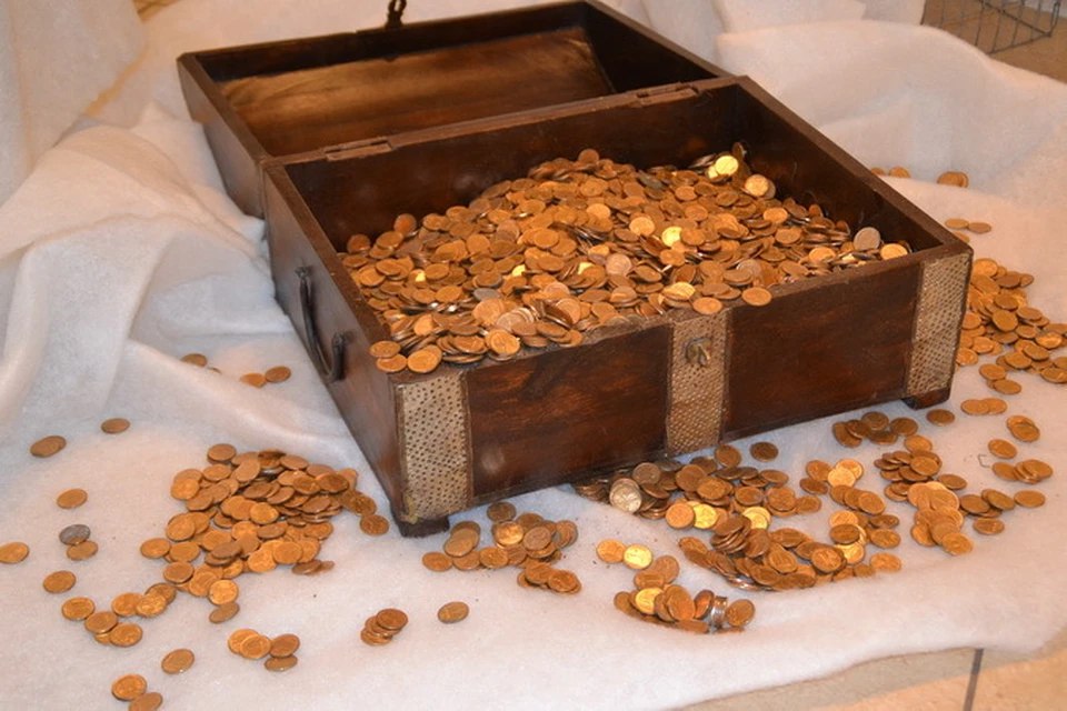 За девять месяцев 2025 года средняя зарплата жителей Среднемесячная зарплата жителей Воронежской области за период январь сентябрь 2025 года составила 72 9 тыс руб Об этом сообщил Воронежстат Это на 20 4 выше уровня соответствующего периода 2024 года Конкретно в сентябре средняя зарплата достигла 73 6 тыс руб При этом разрыв по оплате в разных сферах серьезный В частности средний уровень зарплаты работников организаций производящих компьютеры электронные и оптические изделия превышает среднеобластной в 1 7 раза а сотрудников сферы информации и связи в 1 5 раза На 38 1 выше среднеобластного уровня получают зарплату работники организаций производящих электрооборудование на 34 добывающих полезные ископаемые на 30 финансисты и страховщики Зарплата работников сельского хозяйства на 6 2 выше средней по области Самая низкая зарплата у работающих на производстве одежды всего 27 9 от среднеобластного уровня