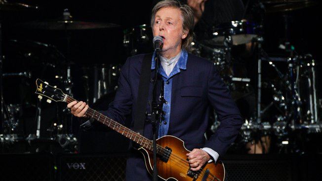 Пол Маккартни присоединился к инициативе британских исполнителей выступивших против использования искусственного интеллекта в музыкальной индустрии и обучения генеративных моделей на песнях реальных музыкантов Он записал трек без мелодии и слов который вошел в коллективный немой альбом Jim Dyson Getty Images