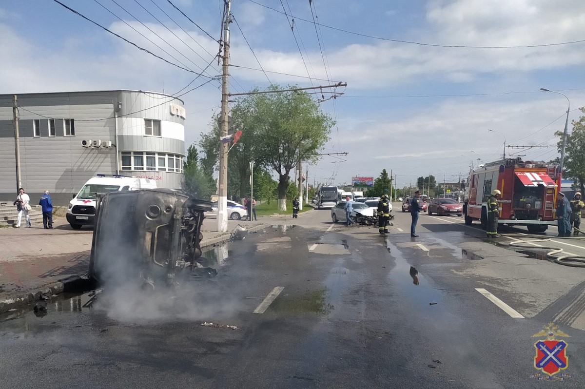 На проспекте Ленина загорелся «УАЗ» после аварии Утром 14 мая в 9:30 в Центральном районе произошло ДТП. На проспекте Ленина, рядом с домом №59М, столкнулись «УАЗ», «Фольксваген Поло» и «Лада Веста». После удара «УАЗ» перевернулся и загорелся. Два пассажира этой машины обратились к медикам. Движение в этом месте осложнено. На месте работают сотрудники ГИБДД и следственно-оперативная группа. Идёт проверка всех обстоятельств аварии. Фото: наши читатели и региональное ГУ МВД. Подписаться