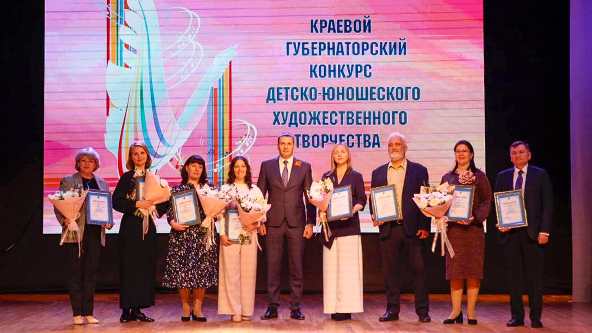 Коллективы из Комсомольска и Хурбы отмечены наградами губернаторского конкурса детско-юношеского художественного творчества Дмитрий Демешин наградил лауреатов и участников ежегодного губернаторского конкурса детско-юношеского художественного творчества. Торжественная церемония прошла в Хабаровской краевой филармонии. Конкурс проводится в крае с 2007 года. Премия присуждается за наиболее выдающиеся достижения коллективов в творческих конкурсах и фестивалях, активную концертную деятельность, шефскую работу. В этом году звания лауреатов присвоено пяти коллективам из Хабаровска, Комсомольска-на-Амуре, Амурского и Хабаровского районов. Так, звание «Лучший театральный коллектив» завоевал образцовый коллектив любительского художественного творчества театра-студии «Бенефис» под руководством Софьи Кашиной. Денежными премиями поощрили трёх художественных руководителей творческих коллективов из Комсомольска-на-Амуре, Вяземского и Комсомольского районов. Награду получили руководитель образцового эстрадно-джазового ансамбля «Jazz Bounce» Детской музыкальной школы Комсомольска-на-Амуре Дмитрий Шевко, руководитель образцового вокального коллектива «Радуга» Дома культуры Вяземского района Елена Паратова и руководитель образцового ансамбля народной песни «Задоринка» Детской музыкальной школы села Хурба Евгения Малинина.