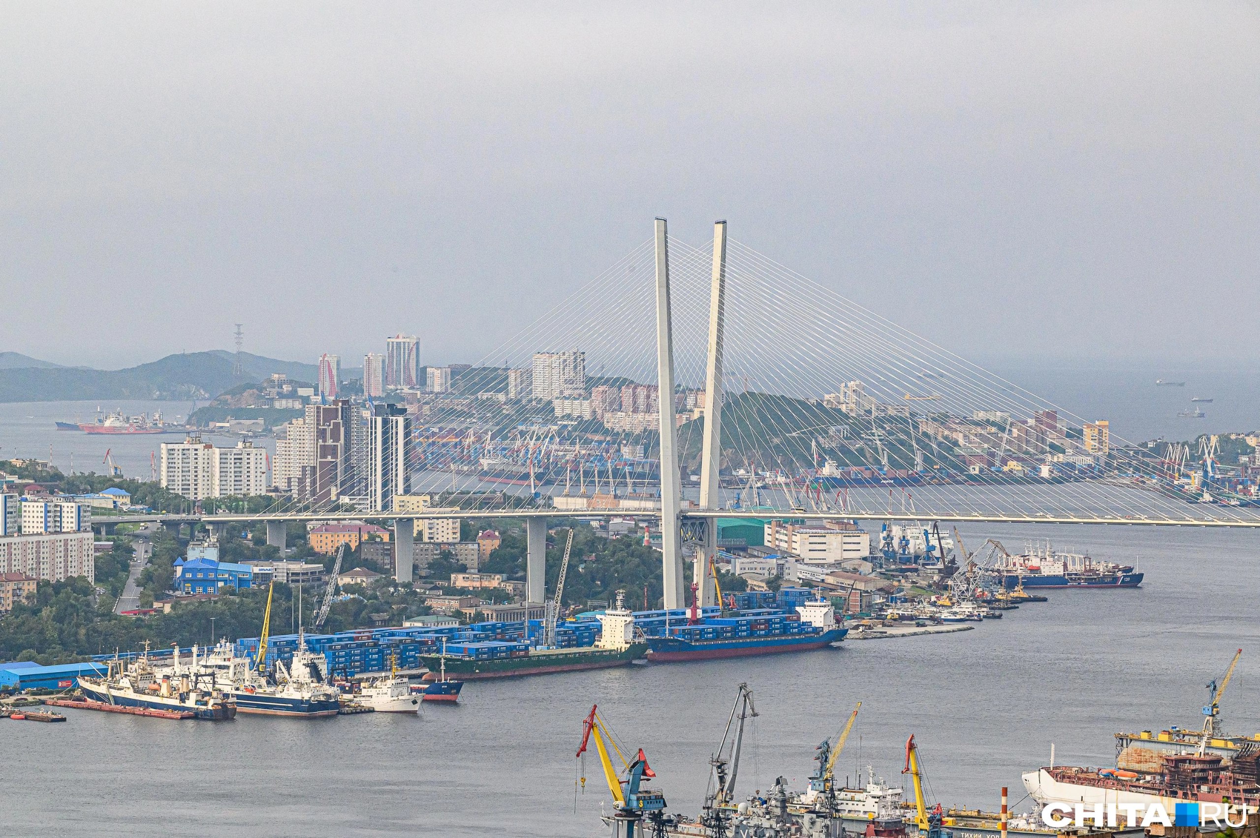 При создании Владивостокской агломерации объединяющей дальневосточную столицу ее будущий город спутник Артемовский городской округ и Надеждинский муниципальный округ власти будут учитывать опыт китайского Шанхая и южнокорейского Сеула сообщила первый вице губернатор председатель правительства Приморского края Вера Щербина Объединение муниципалитетов в Большой Владивосток обсуждается давно а на юбилейном Восточном экономическом форуме Владимир Путин снова поднял эту тему и поручил отработать механизм управления территориями чтобы позже применять полученный опыт в других регионах По мнению Веры Щербиной Большой Владивосток идеальный проект для отработки объединения городов и муниципалитетов но создавать его следует опираясь на специализированную систему а опыт соседних стран позволит в будущем модернизировать агломерацию Подробнее о крупном проекте на сайте Подписаться
