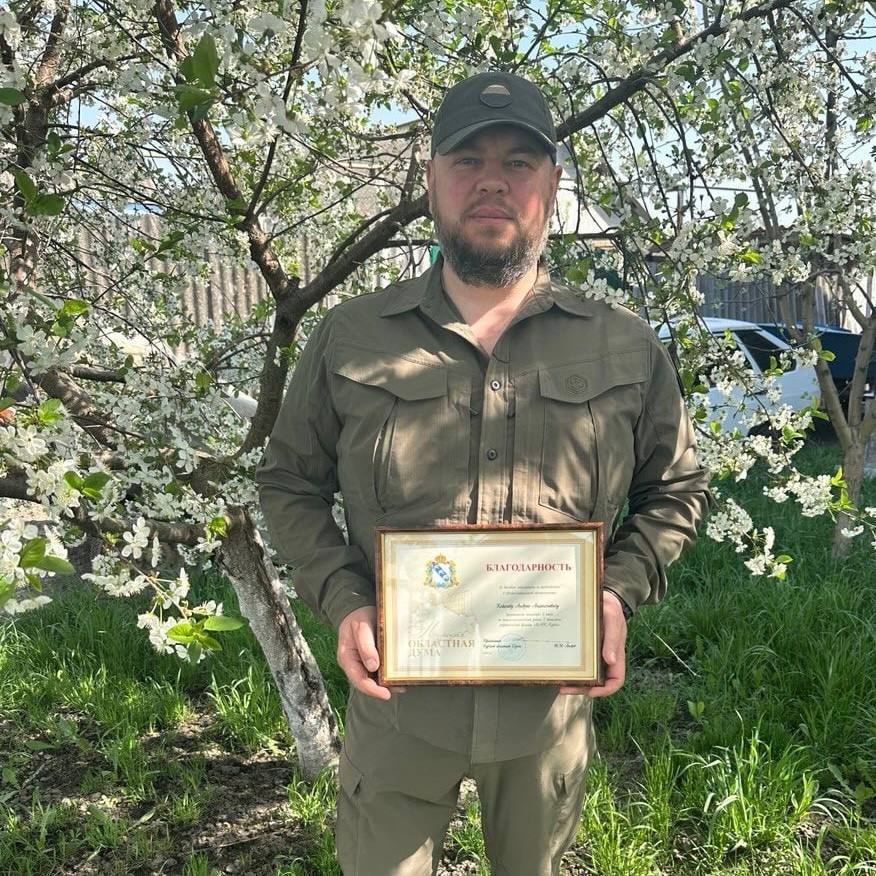 Андрей Ковалев вернулся к должности замглавы администрации города Курска У заместителя Сергея Котлярова закончился контракт в составе добровольческого отряда «БАРС-Курск». Андрей Ковалев продолжит курировать хозяйственный блок. — Сейчас в отряде службу проходят председатель комитета соцзащиты Сергей Брежнев и начальник отдела протокола администрации города Андрей Попов, — рассказал глава города Курска. Фото: телеграм-канал Сергея Котлярова «Вести.Курск». Только проверенная информация.