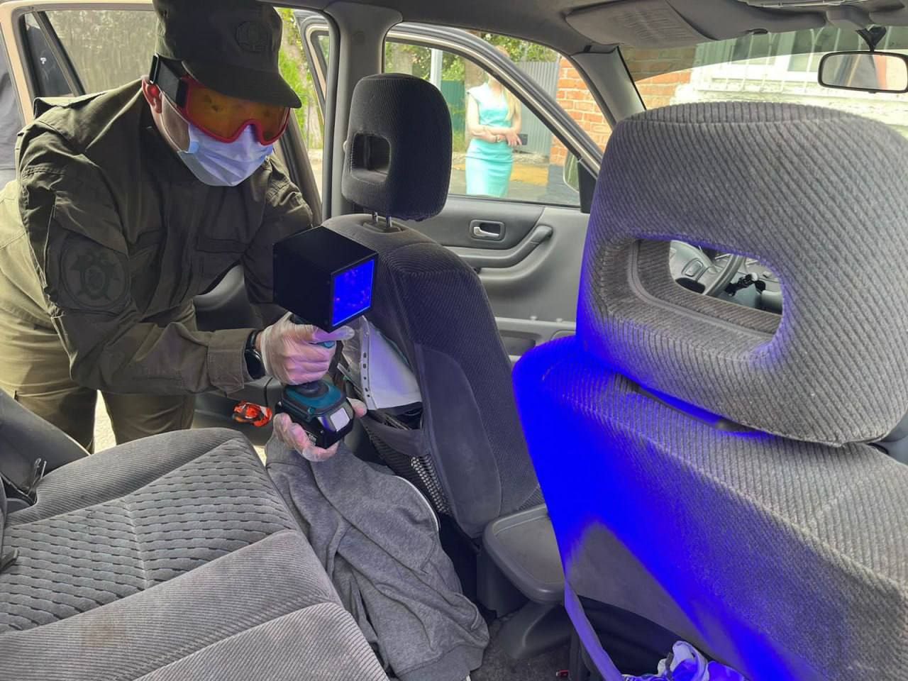 Под Азовом подростки угнали автомобиль, чтобы покататься Уголовное дело возбудили против 14-летнего и 15-летнего молодых людей. Они украли машину и катались, пока не закончился бензин, а затем бросили транспортное средство и убежали. Следователи устанавливают обстоятельства произошедшего. Максимальное наказание, которое может грозить за такое преступление — лишение свободы до семи лет. Фото Следкома РО Предложи нам новость