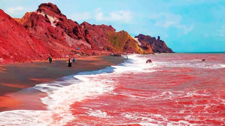 Кровавые реки в Иране на острове Ормуз сильные дожди превратили Красный пляж в багровую стихию Песок и вода ярко красные из за высокого содержания оксида железа в почве создавая впечатление настоящих кровавых потоков Прямой эфир