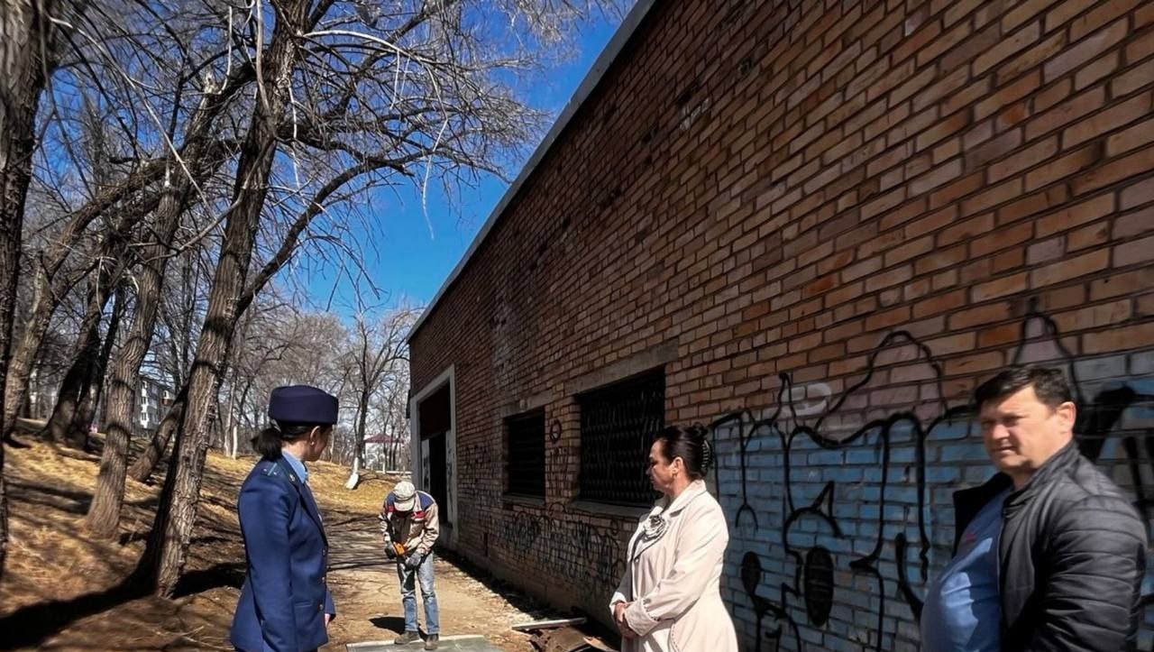 В Спасске-Дальнем в утреннее время учащаяся 1 класса по пути следования в школу провалилась в колодец, находящийся на территории Спасского индустриально-экономического колледжа. Девочке помогли выбраться прохожие, она не пострадала. На место выехал представитель прокуратуры, куда вызваны должностные лица администрации и директор образовательного учреждения. Надзорное ведомство проверит полноту мер принимаемых в целях обеспечения безопасности учащихся, а также надлежащее содержание территории учреждения. По результатам проверки надзорное ведомство примет исчерпывающий комплекс мер реагирования.