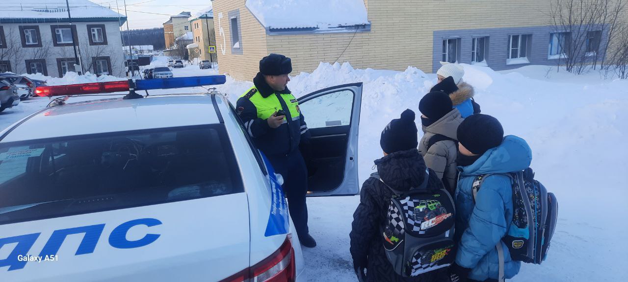 ‍ В Харпе лабытнангские автоинспекторы продемонстрировали детям патрульный автомобиль.  В ходе мероприятия сотрудники Госавтоинспекции рассказали юным участникам дорожного движения о своей профессии и задачах дорожно-патрульной службы. Также детям продемонстрировали патрульный автомобиль и спецсредства, которыми полицейские ежедневно пользуются при несении службы. Дети активно участвовали в обсуждении, задавали вопросы и делились своими впечатлениями.     #мвдроссии #полиция #гибддянао #гибдд #янао #лабытнанги