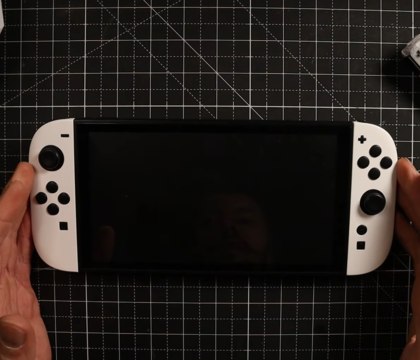 SwitchUp показал в видео дизайн Nintendo Switch 2  Относительно крупный YouTube-канал SwitchUp опубликовал видео, в котором показано, как должна выглядеть портативная консоль Nintendo Switch 2. На видео обратил внимание ресурс PPE. В ролике демонстрируется не финальное устройство, а качественный макет.  Читать далее