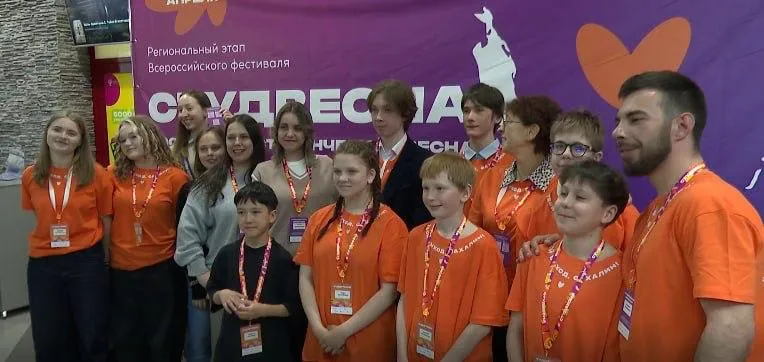 На Сахалине началась весна Студенческая весна Весна это не только когда тает снег становится теплее и с моря начинает дуть солёный ветер но и время когда в одном месте собираются талантливые ребята Они выступают на сцене рисуют поют играют в спектаклях волнуются готовятся и радуются В столице островного региона проходит главное творческое событие года Студенческая весна которая собрала более тысячи участников со всего региона На одной сцене один за другим выступают гитарист из Охи танцовщица из Южно Курильска блогер из Холмска и стрит арт художник из Южно Сахалинска На протяжении пяти дней ребята работают в восьми направлениях Видео Медиа Арт Инструментальная музыка Танцы Вокал Театр Оригинальный жанр Участвуют не только студенты но и школьники а также работающая молодёжь У всех есть наставники опытные люди которые живут творчеством Уже 10 апреля будут названы победители которые поедут защищать честь Сахалина в Красноярск и Хабаровск Отметим что это не просто фестиваль а возможность показать себя свои таланты и заявить о себе на всю страну в рамках нацпроекта Молодёжь и дети
