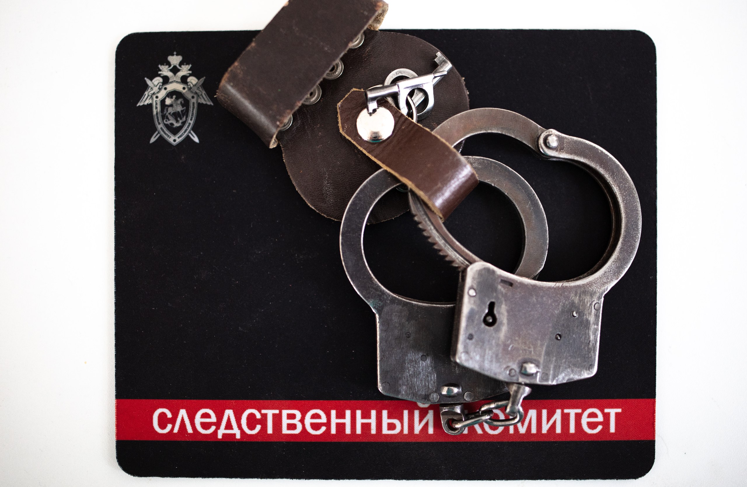 Первый заместитель руководителя МБУ "Дирекция парков и скверов" города Махачкалы подозревается в получении взятки Первым отделом по расследованию особо важных дел СУ СК РФ по Республике Дагестан возбуждено уголовное дело в отношении первого заместителя директора МБУ "Дирекция парков и скверов" города Махачкалы, подозреваемого в получении взятки в особо крупном размере ч. 6 ст. 290 УК РФ . По версии следствия, в период с апреля по октябрь 2023 года подозреваемый получил через посредника взятку в общей сумме 1 миллион 420 тыс. рублей за обеспечение беспрепятственной работы аттракционов, принадлежащих местному жителю, размещенных на территории Родопского бульвара, а также парков им.50-летия Октября и им.Ленинского комсомола г.Махачкалы. Также возбуждено уголовное дело в отношении взяткодателя по ч. 5 ст. 291 УК РФ дача взятки и посредника по ч. 4 ст. 291.1 УК РФ посредничество во взяточничестве . В настоящее время по уголовному делу проводится комплекс следственных действий, направленных на закрепление доказательственной базы.