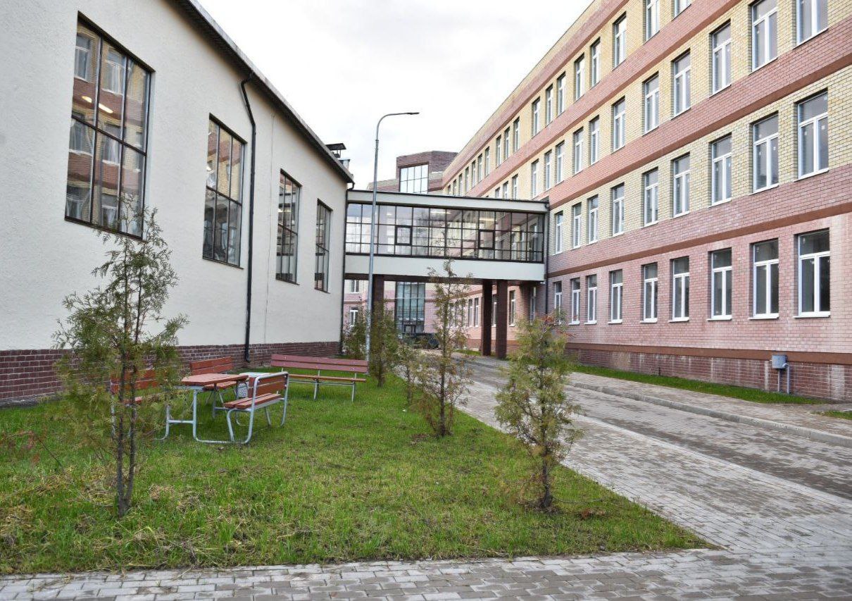 В ходе рабочей поездки по Ярославлю оценил готовность новой школы на Московском проспекте которая уже в январе примет 1100 учеников Это современный образовательный комплекс с двумя корпусами тремя библиотеками и полноценной спортивной инфраструктурой двумя залами футбольным полем площадками для баскетбола и волейбола хоккейным кортом И главное 25 метровым бассейном на четыре дорожки который смогут использовать не только школьники но и воспитанники спортивных школ Это особенно важно сейчас пока бассейн Лазурный на реконструкции Школа присоединится к образовательному комплексу в который уже входят четыре детских сада и две школы Планируем начать капитальный ремонт одной из них школы 66 после перевода учеников в новое здание Перейдет сюда и весь коллектив что сохранит преемственность и качество образования Новая школа расположена в шаговой доступности это удобно и ученикам и жителям микрорайона которые смогут пользоваться спортивной инфраструктурой заходя на территорию по QR коду через Госуслуги Такие школы это наш стандарт для всего региона Мы не просто строим здания а создаем современные образовательные центры такие где хочется учиться и развиваться Канал MAX