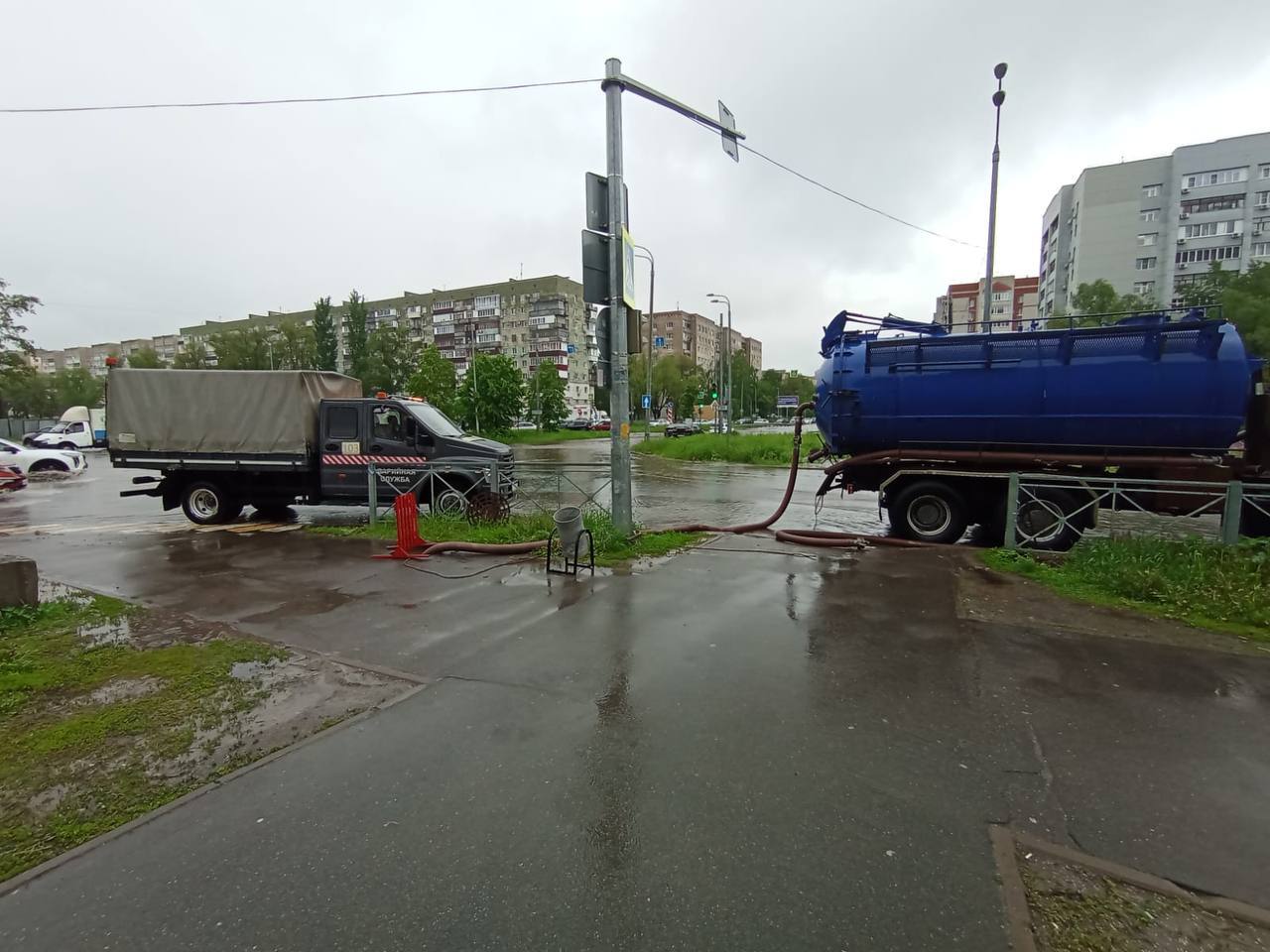 В Казани из-за ливней коммунальщики перешли на усиленный режим работы Для устранения подтоплений задействованы 4 аварийные бригады МУП «Городское благоустройство» со специальной техникой и более 100 сотрудников. На месте работники очищают дождеприёмные решётки ливневых канализаций от засоров листвы, травы, случайного мусора и грязи. На сегодняшний день в городе уже прочистили ливневые канализации в наиболее проблемных местах: на улицах Завойского, Габдуллы Тукая, Беломорской, Тэцевской, Болотникова, Четаева, Маршала Чуйкова, Девятаева, на пересечении улиц Серова и Баруди. KazanFirst в бот