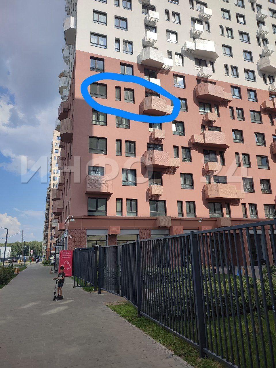 Жители подмосковного ЖК жалуются на двух мужчин, которые стреляют по людям из пневматики из окна. В ЖК «Горки Парк» вчера около 17 часов двое неизвестных мужчин стреляли из окна по прохожим, рассказали местные жители Инфо24. По словам очевидцев, стрелявшие попали в мальчика и чуть не попали в девушку с коляской. Люди вызвали ГБР и представителей застройщика. Полиция, по словам местных, не приехала — пострадавшие поехали самостоятельно писать заявление. Прислать новость