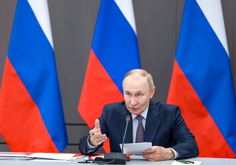 Президент России Владимир Путин подписал указ О некоторых особенностях реализации имущества находящегося в федеральной собственности Документ размещенный на сайте официального опубликования правовых актов прописывает что в случаях предусмотренных решением президента РФ в целях обеспечения обороноспособности и безопасности страны возможна ускоренная процедура продажи имущества которую от имени Российской Федерации будет проводить банк ПСБ
