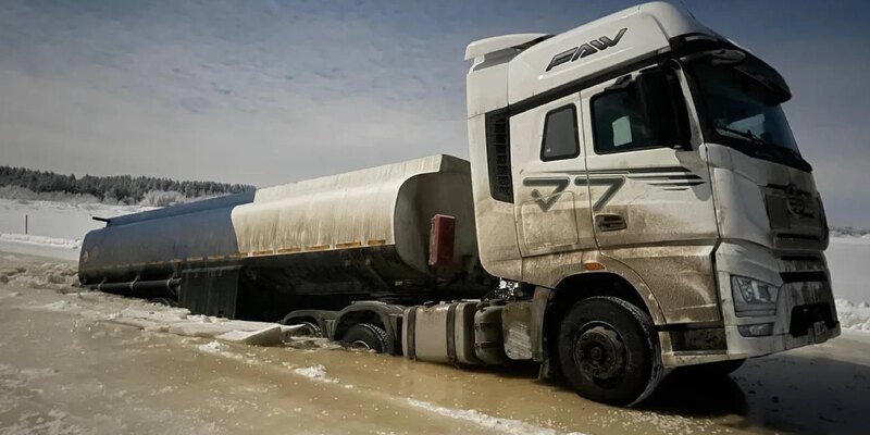 У Мезени снова проблемы с ледовой переправой Накануне там опять провалился бензовоз Водитель цел а вот переправу пришлось закрыть Восстановительные работы начались В ближайшее время провал наморозят и примут решение по грузоподъёмности В Архавтодоре отмечают что машина двигалась с явным превышением установленной разрешëнной грузоподъëмности в 10 тонн