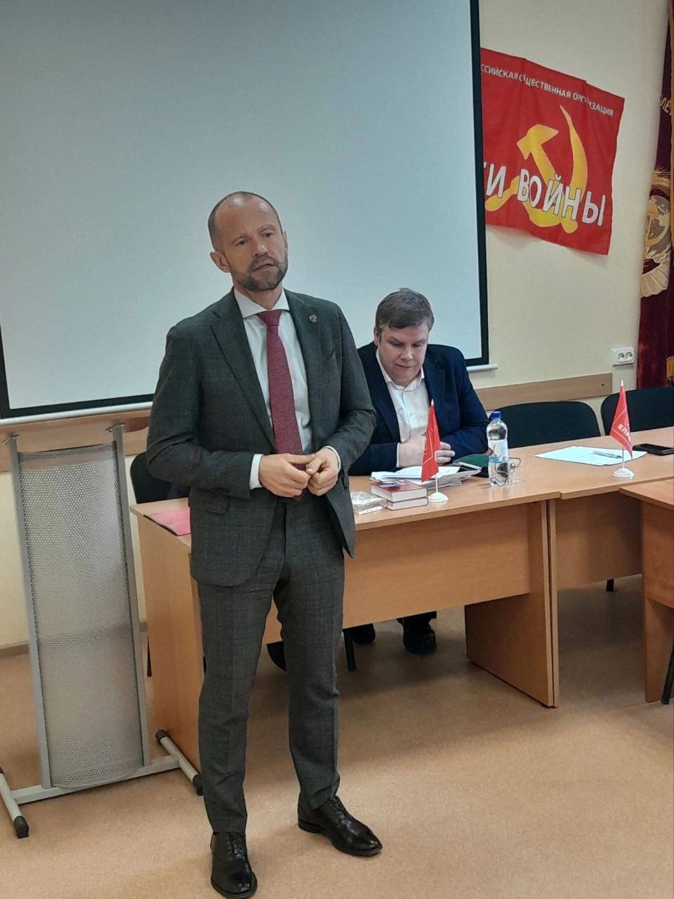 Долларовый миллионер из КПРФ с недвижимостью в Мюнхене и Дубае собрался в губернаторы Архангельской области Депутат Госдумы от КПРФ Роман Лябихов выдвинул свою кандидатуру на пост губернатора Архангельской области. Уроженец Северодвинска, он попал в парламент от Ивановской, Костромской и Ярославской областей и стал самым состоятельным депутатом от региона с доходом более 100 млн рублей в год. После начала войны СМИ выяснили, что у Лябихова есть недвижимость в Мюнхене. Немецкие власти конфисковали у него две квартиры как у лица под санкциями ЕС. Также у депутата нашли жилье в элитном комплексе в Дубае стоимостью более $400 тысяч. В КПРФ разоблачения не признали, а сам Лябихов заявил, что хочет «справедливого развития для родного Поморья». Подписаться Прислать новость