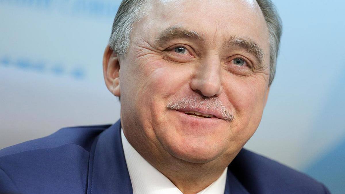 Генпрокуратура подала иск об изъятии имущества семьи бывшего мэра Вологды Евгения Шулепова Как сообщают РБК и «Коммерсант», ведомство потребовало изъять у Шулепова, его супруги, дочери, а также помощницы и ее матери и у подконтрольных бывшему мэру юрлиц более 12 земельных участков, 10 квартир и домов, 22 нежилых объекта недвижимости, расположенных в Вологодской и Московской областях. Также Генпрокуратура потребовала изъять около 73 млн рублей, находившихся на счетах, а также более 16 тыс. долларов и 20 тыс. евро, обнаруженных при обыске. Кроме того, фигуранты дела должны возместить государству суммарно 61 млн рублей. Установлено, что Шулепов, работая на муниципальных и государственных постах с 2003 по 2025 год, одновременно занимался бизнесом. Таким образом он допустил конфликт интересов при исполнении своих обязанностей, что запрещено законом. Бывший мэр Вологоды был задержан в мае 2024 года. В мае 2025 года ему было предъявлено окончательное обвинение в получении взяток от коммерческих структур. ЖИВОВZ