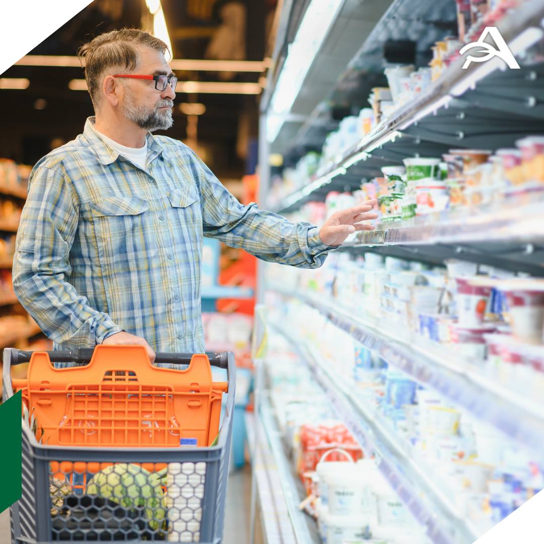 Продукцию с заменителями молочного жира хотят вывести из под льготного НДС Минсельхоз России подготовил проект постановления правительства которым предлагается скорректировать перечень продовольственных товаров облагаемых налогом на добавленную стоимость по пониженной ставке 10 Поправками предусматривается что льготная ставка не будет распространяться на производителей и импортеров молокосодержащей продукции с заменителем молочного жира В частности из перечня предлагается исключить спреды сливочно растительные смеси молокосодержащие напитки творожные и сметанные продукты десерты сгущенку и мороженое изготовленные с добавлением растительных жиров Для таких товаров планируется установить стандартную ставку НДС 20 Для натуральных молочных продуктов и напитков без заменителей молочного жира льгота сохраняется agroexpert Наши каналы